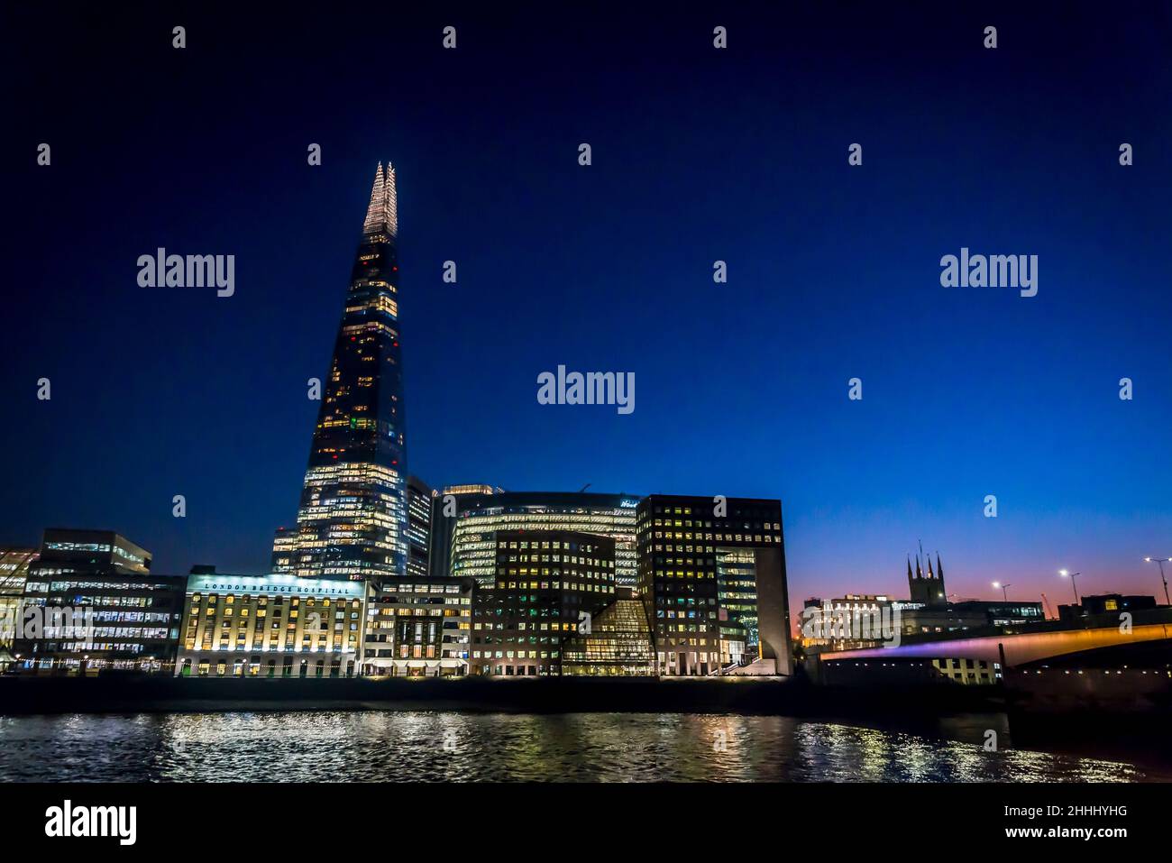 L'iconico grattacielo Shard e altri edifici a sud del Tamigi di notte, Londra, Inghilterra, Regno Unito Foto Stock