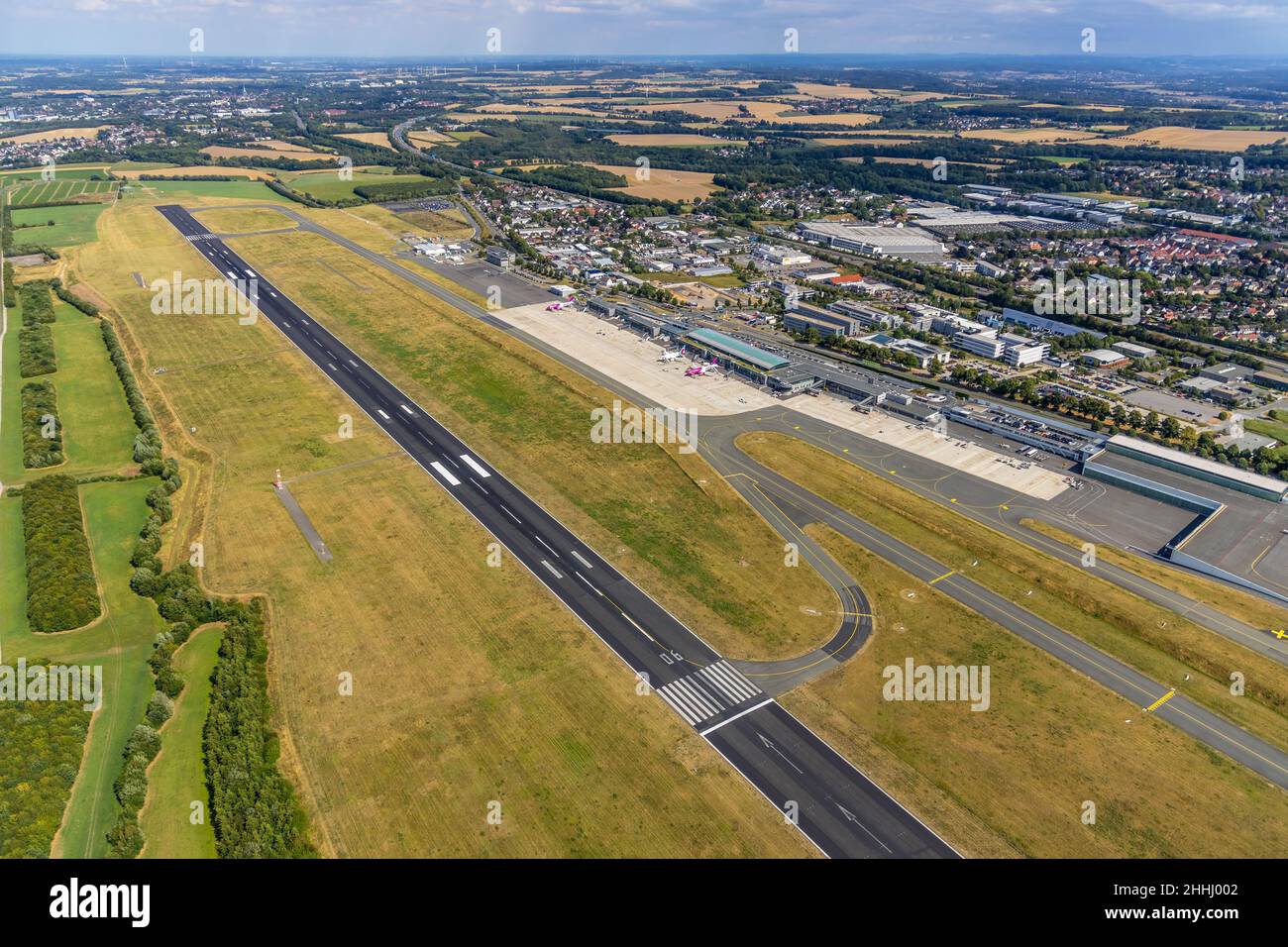 Vista aerea, aeroporto di Dortmund con edificio della reception e terminal, pista, 2 aerei di Eurowings e Wizz Air, Dortmund, Renania settentrionale-Westpha Foto Stock