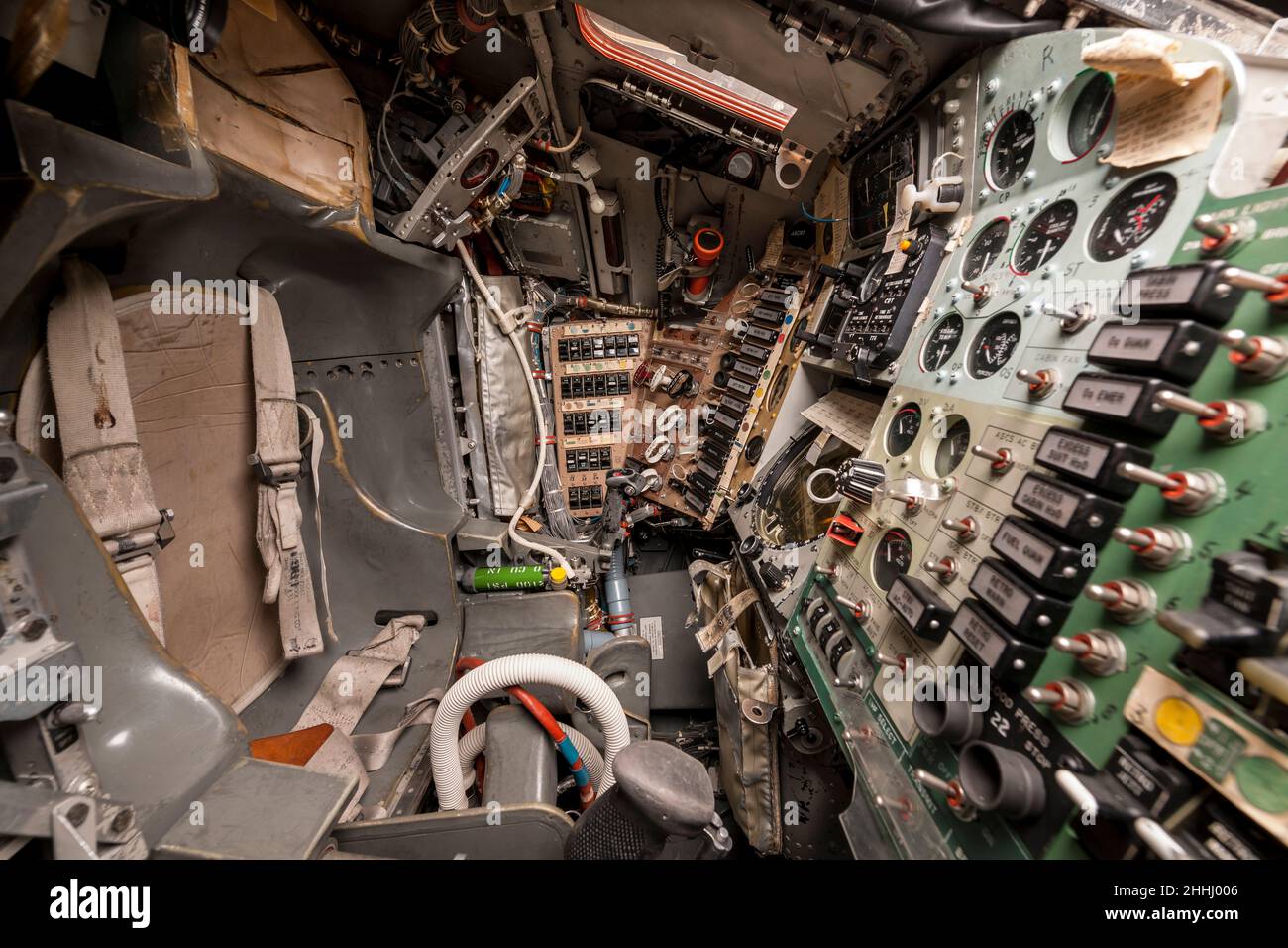 Interno angusti della capsula di Mercurio, ma-6, amicizia 7 nave spaziale orbitale con equipaggio pilotato dall'astronauta americano John Glenn nel 1962 Foto Stock