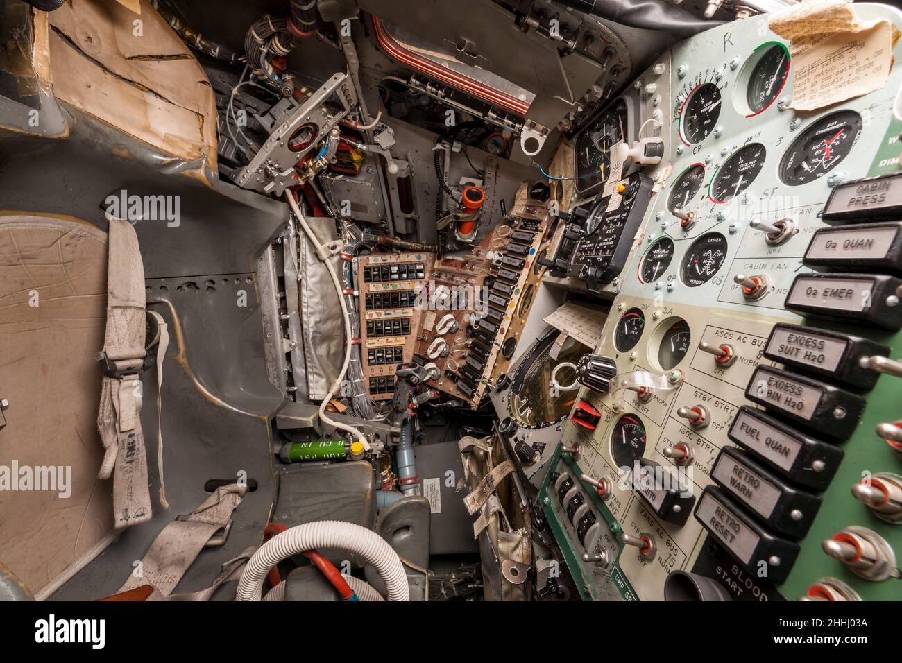 Interno angusti della capsula di Mercurio, ma-6, amicizia 7 nave spaziale orbitale con equipaggio pilotato dall'astronauta americano John Glenn nel 1962 Foto Stock
