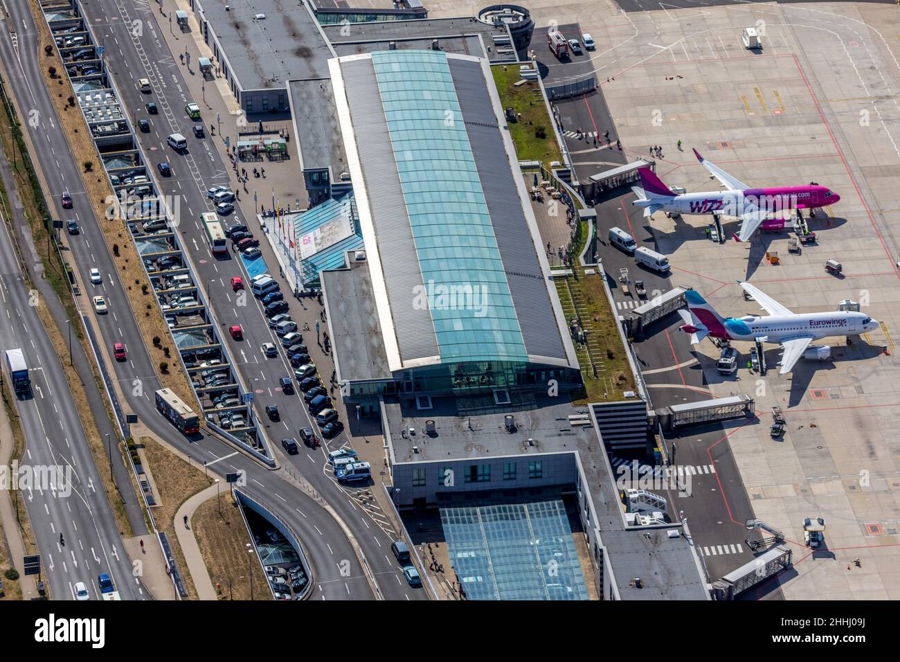Vista aerea, aeroporto di Dortmund con edificio della reception e terminal, Eurowings e Wizz Air Aircraft, Dortmund, Renania settentrionale-Vestfalia, tedesco Foto Stock