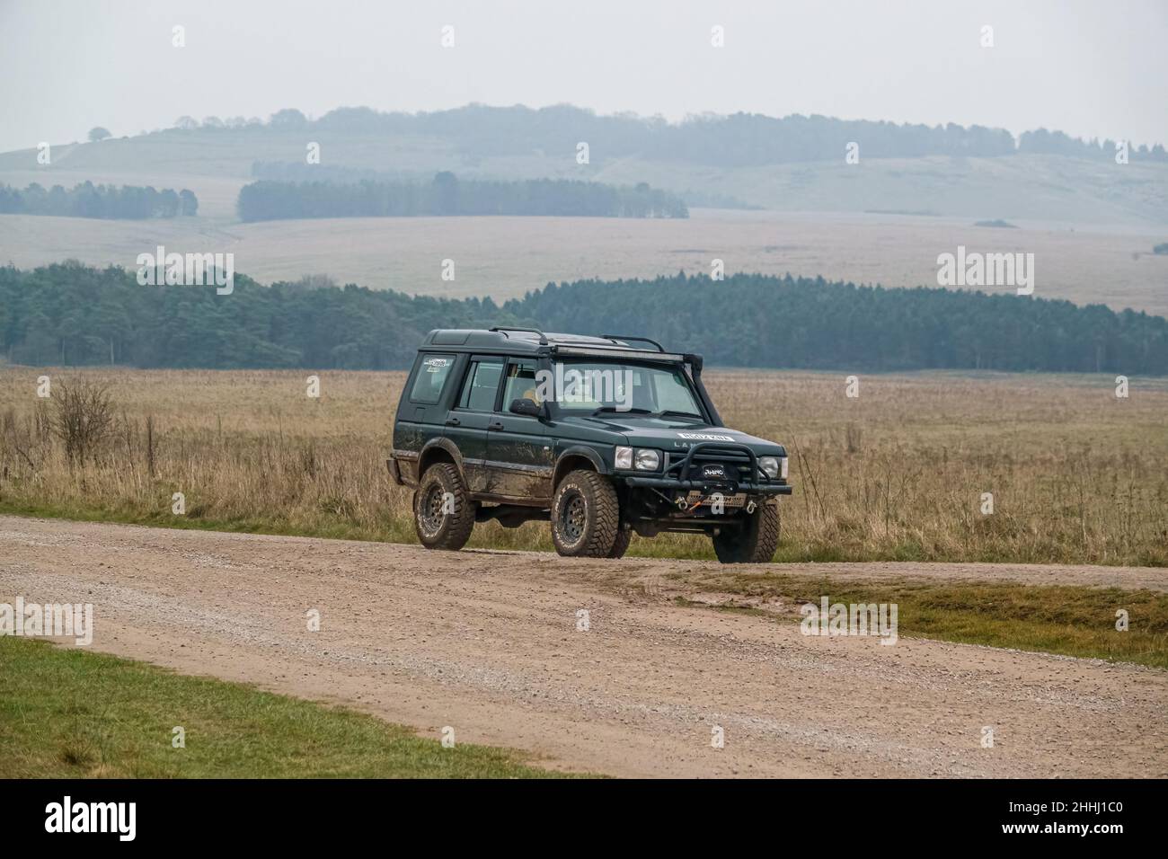 4x4 Land rover Discovery serie II fuoristrada, pista non made in tutta Salisbury Plain UK Foto Stock