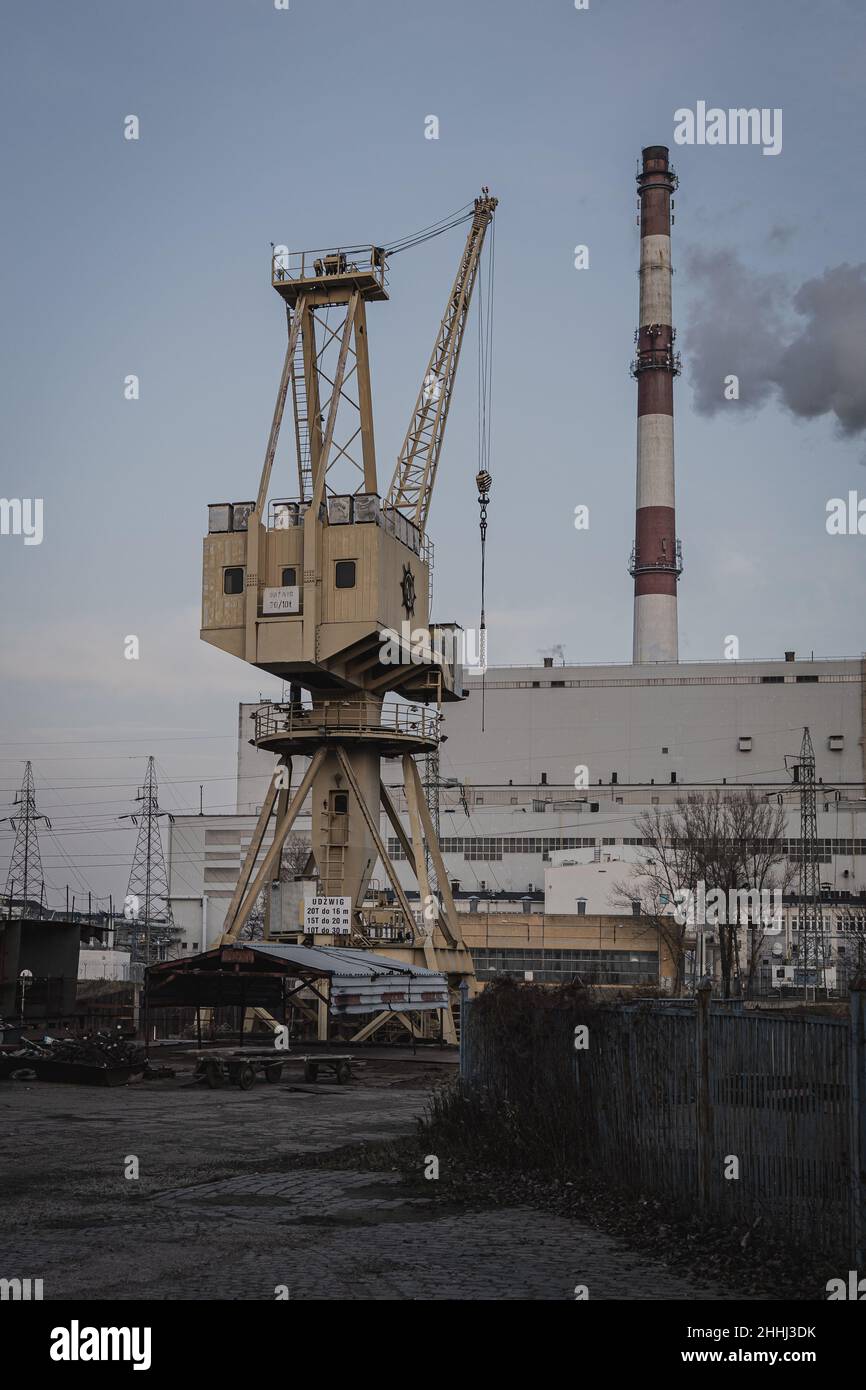 Gru di ancoraggio con impianto termico e centrale in background Foto Stock