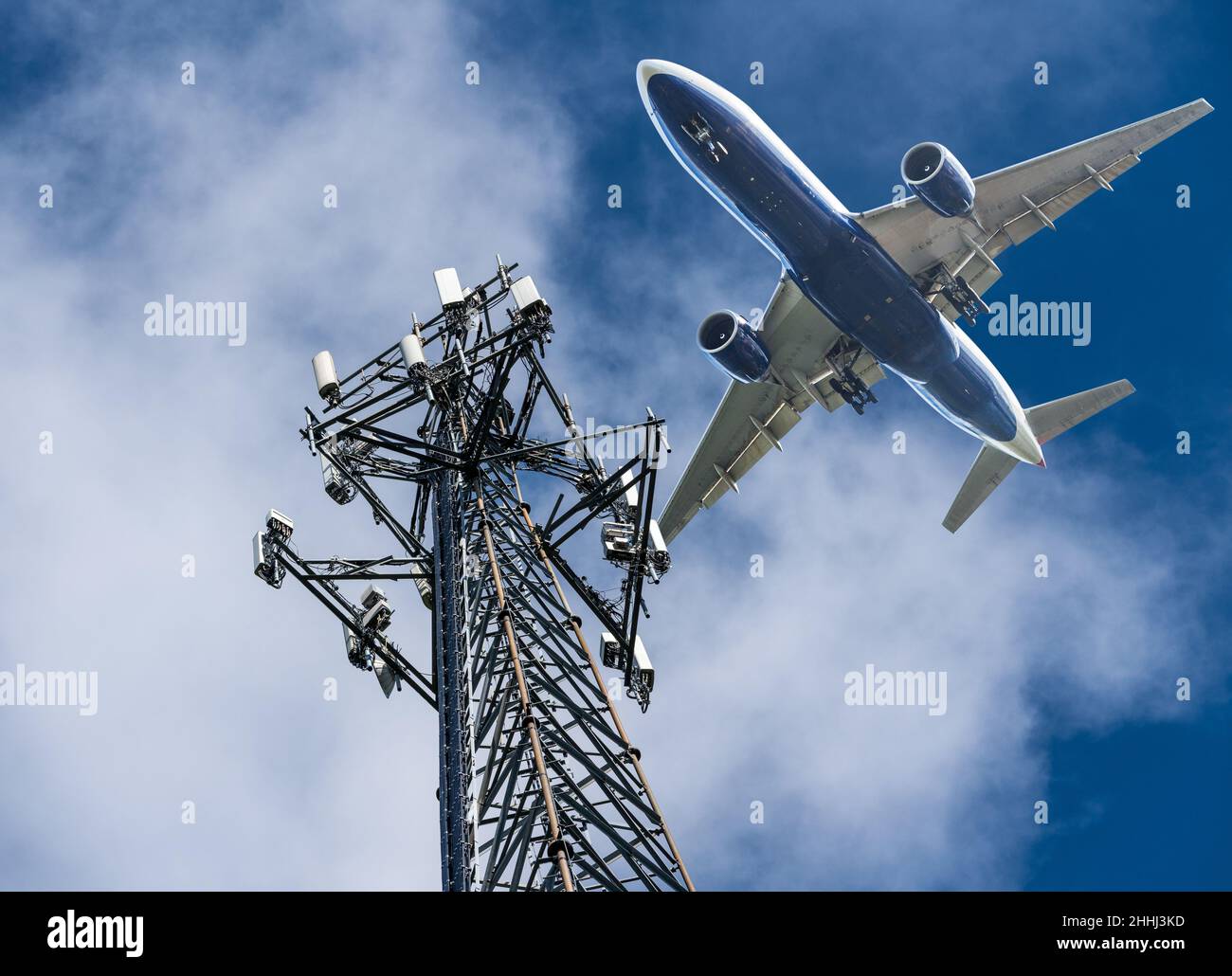 Torre cellulare con 5G frequenze in banda C con velivolo che arriva a terra. Le compagnie aeree sono preoccupate per le interferenze con l'altimetro piano Foto Stock