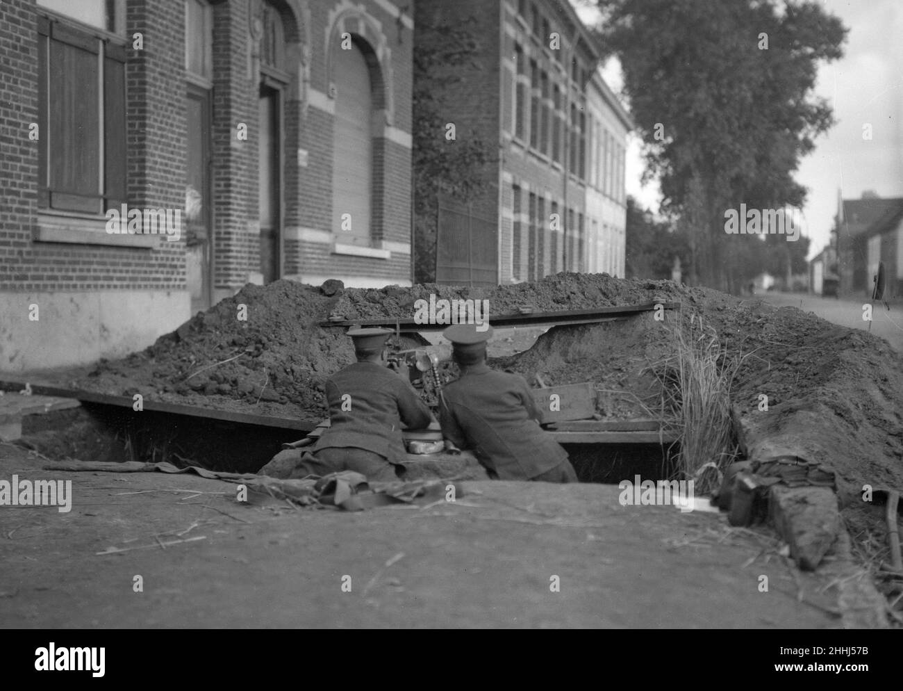 Due soldati della brigata navale sono stati visti qui in una trincea sulla Lierre Road che manna una mitragliatrice, parte delle difese di terracotta che sono fondamentali per la difesa di Anversa, che è a soli due miglia di distanza. Circa ottobre 1914. Foto Stock