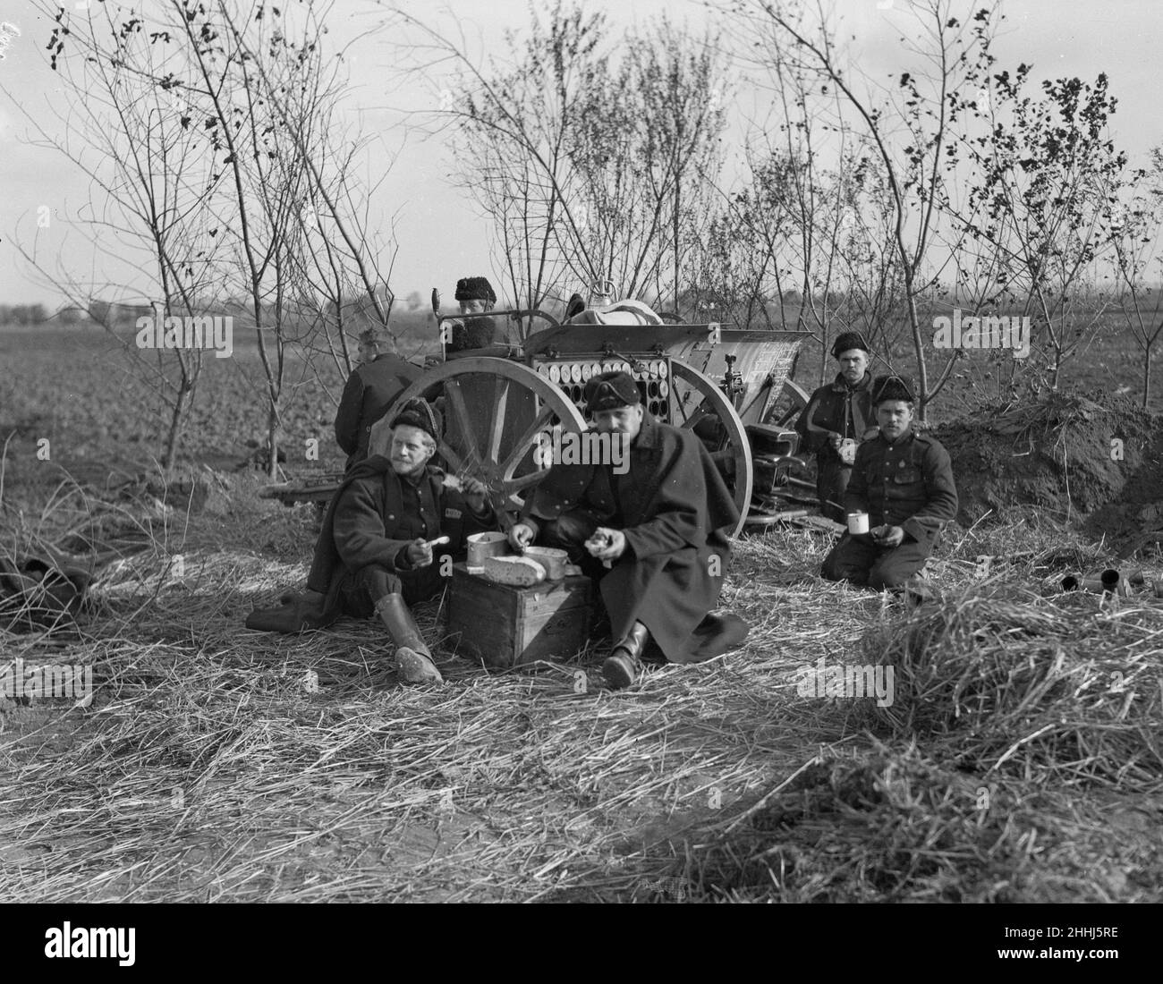 L'equipaggio di un'artiglieria da campo belga visto qui avere un pasto prima che il Geman avanzi su Diksmuide durante la battaglia dello Yser . Circa ottobre 17th 1914 Foto Stock