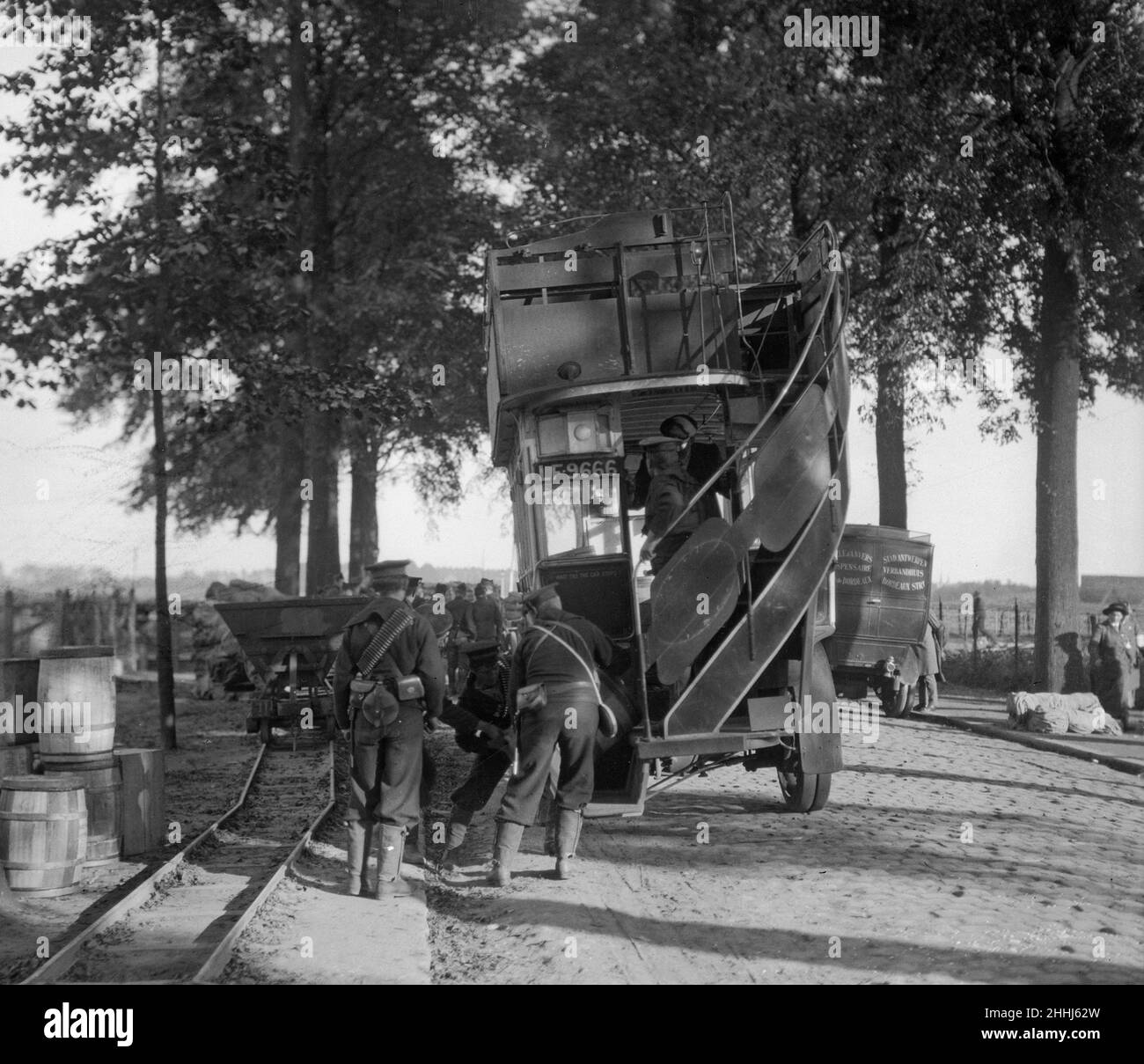 Marines dalla Brigata Navale visto qui fuori carico barili da un onnibus londinese alle difese sulla strada da Vieux Dieu. Circa ottobre 1914. Foto Stock