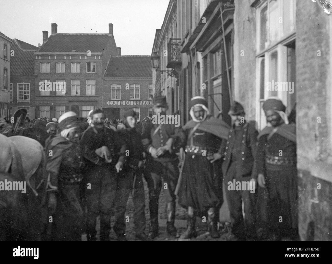 Soldati marocchini e francesi visti qui a Furnes scortando prigionieri tedeschi a Dunkerque. Circa ottobre 1914 Foto Stock