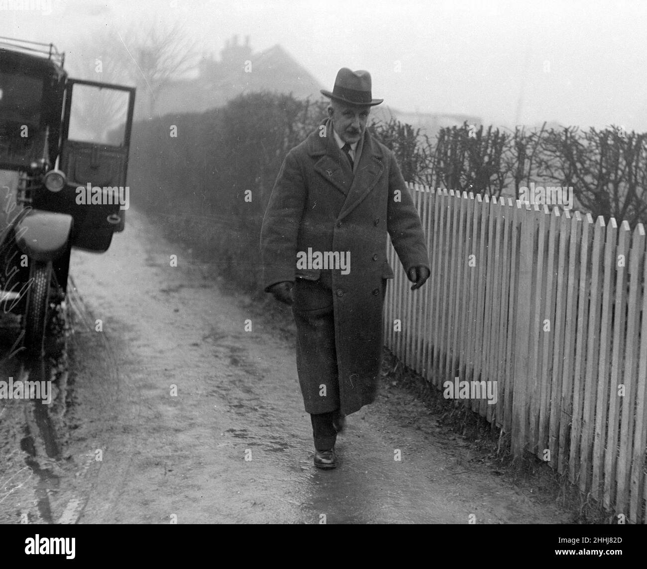Crowborough Farm Murder Case Dr G V Griffen arriva a sentire le prove all'inquest gennaio 1925 Foto Stock