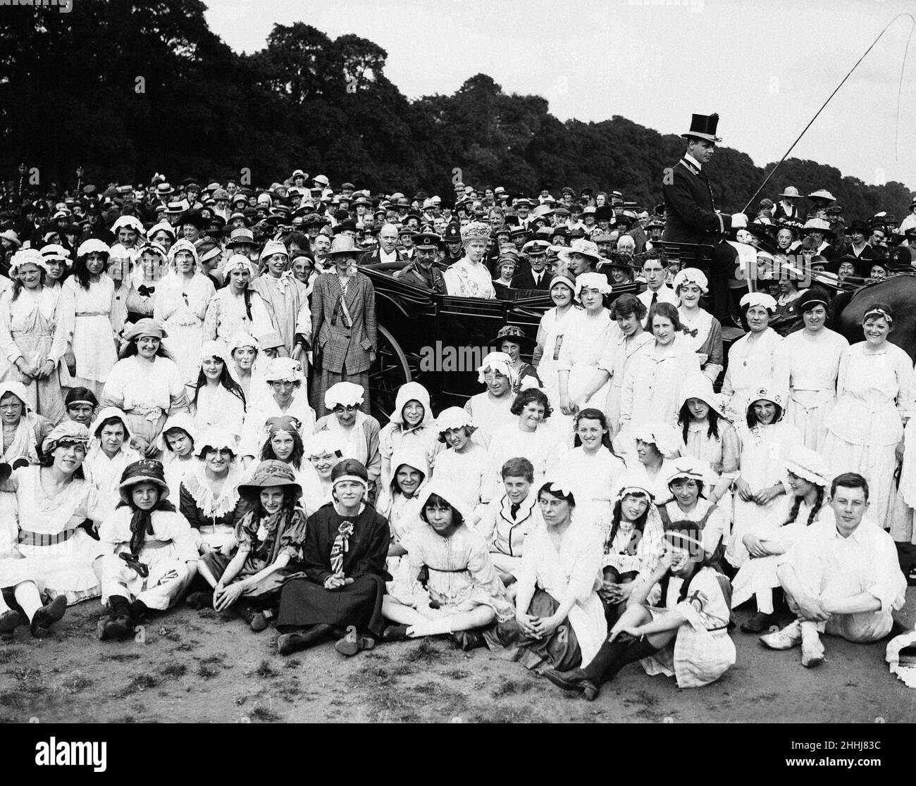 Celebrazioni per la pace ad Hyde Park. Re Giorgio V e la regina in loro carrozza, luglio 1919. Foto Stock