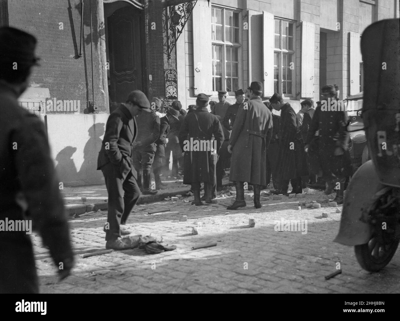 Hotel de la Noble Rose 16th secolo hotel e caffè a Furnes (Veurne) . L'hotel era utilizzato dal Re dei Belgi e dall'Esercito Belga come sede quando fu abbattuto dai tedeschi. Soldati e cittadini locali possono essere visti qui alla ricerca di shrapnel dopo l'attacco. Circa ottobre 1914 Foto Stock