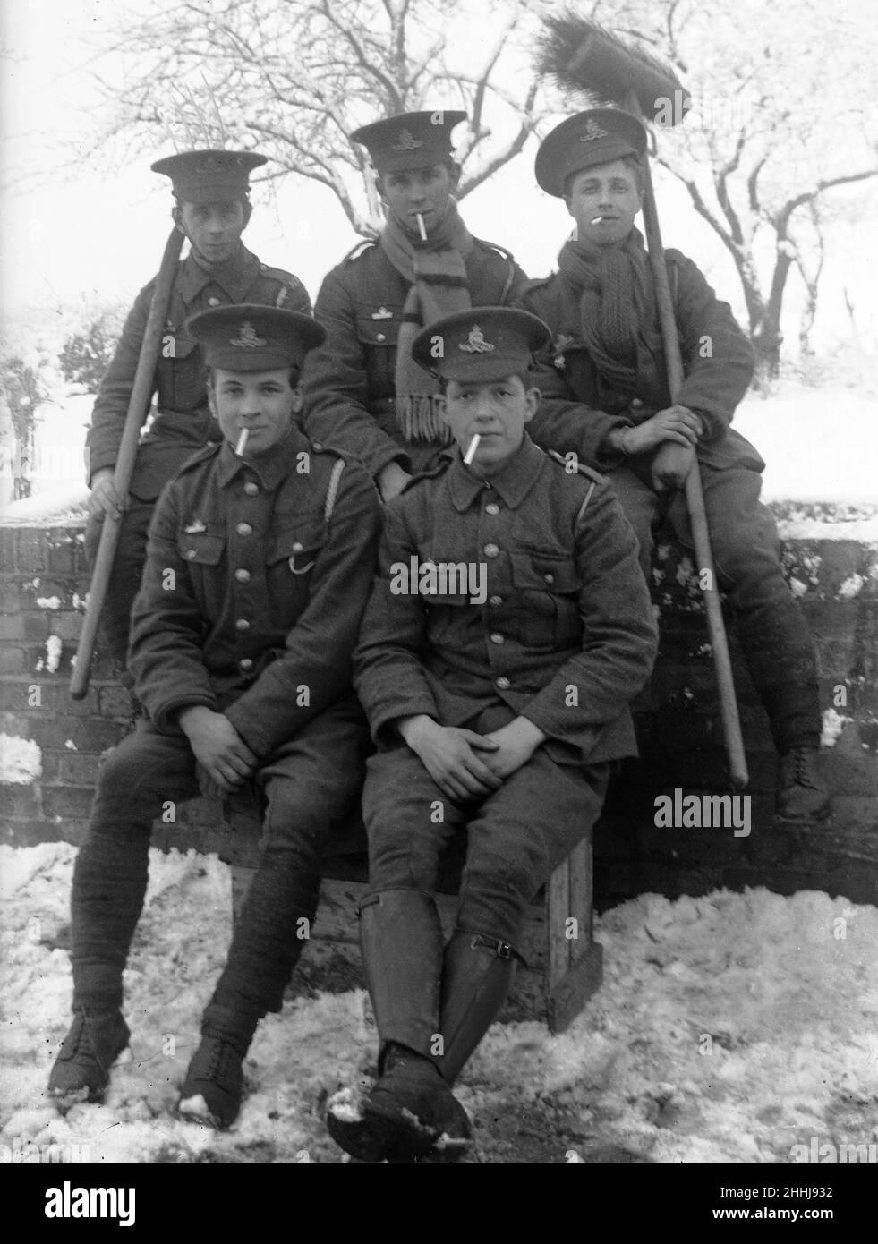 I Troopers dell'artiglieria reale fanno una pausa dalle loro funzioni di sgombero della neve per posare per la macchina fotografica Circa 1915 Foto Stock