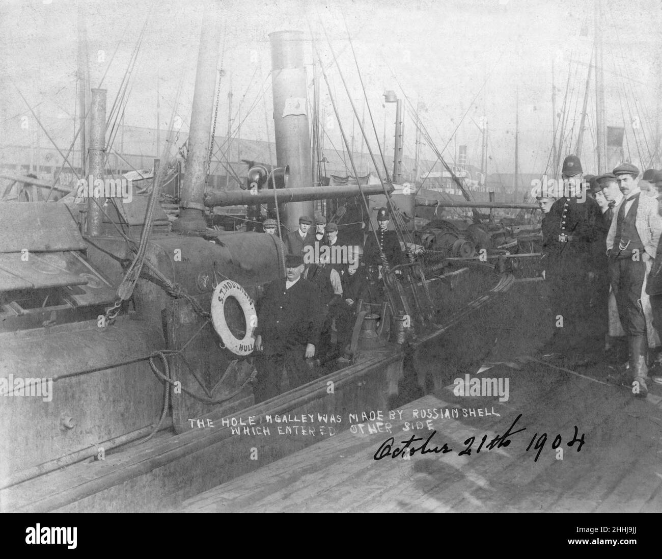 Il buco praticato nel pescatore a vapore Hull St Moulmein da una conchiglia russa dopo che la flotta di pesca del Mare del Nord fu attaccata dalla flotta russa del Baltico, che era in rotta verso l'Estremo Oriente, per rinforzare il 1st Pacific Squadron di stanza a Port Arthur. La flotta russa ha scambiato i pescherecci da traino con una forza militare imperiale giapponese. 21st ottobre 1904 Foto Stock