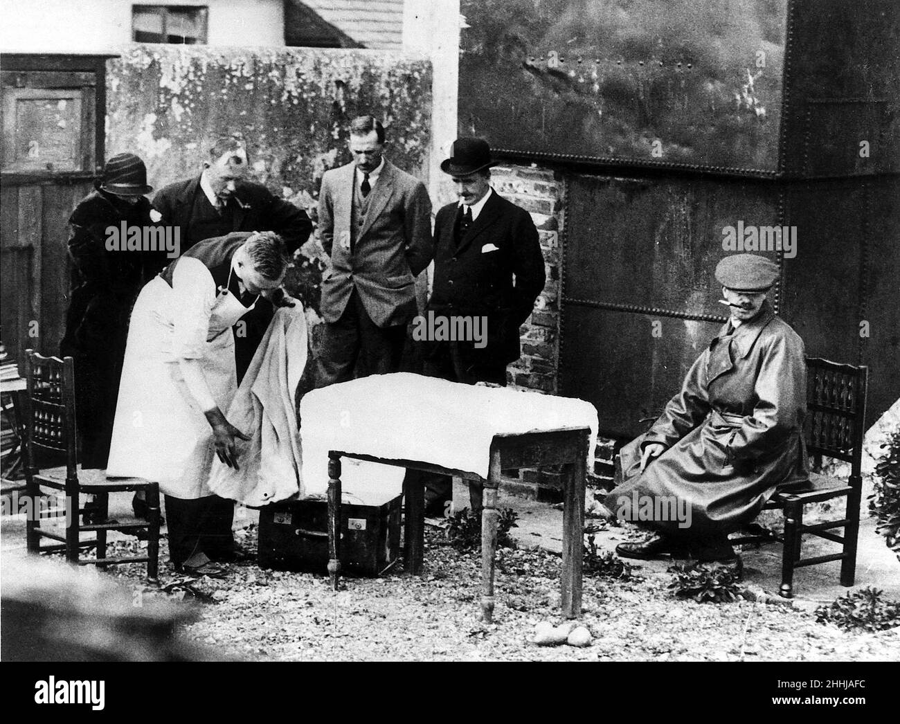 Eastbourne Bunglow Murder maggio 1924Pathologist Sir Bernard Spilsbury e la sua assistente signora con ufficiali di polizia facendo un esame nel giardino del bungalow a Eastbourne dove sono stati trovati i resti smembrati di una giovane donna. Foto Stock