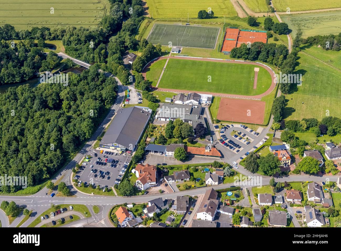 Vista aerea, supermercato Edeka centro di approvvigionamento locale, campo sportivo Niederense, Hubertushalle Schützenverein, Niederense, ense, Sauerland, Renania settentrionale-We Foto Stock