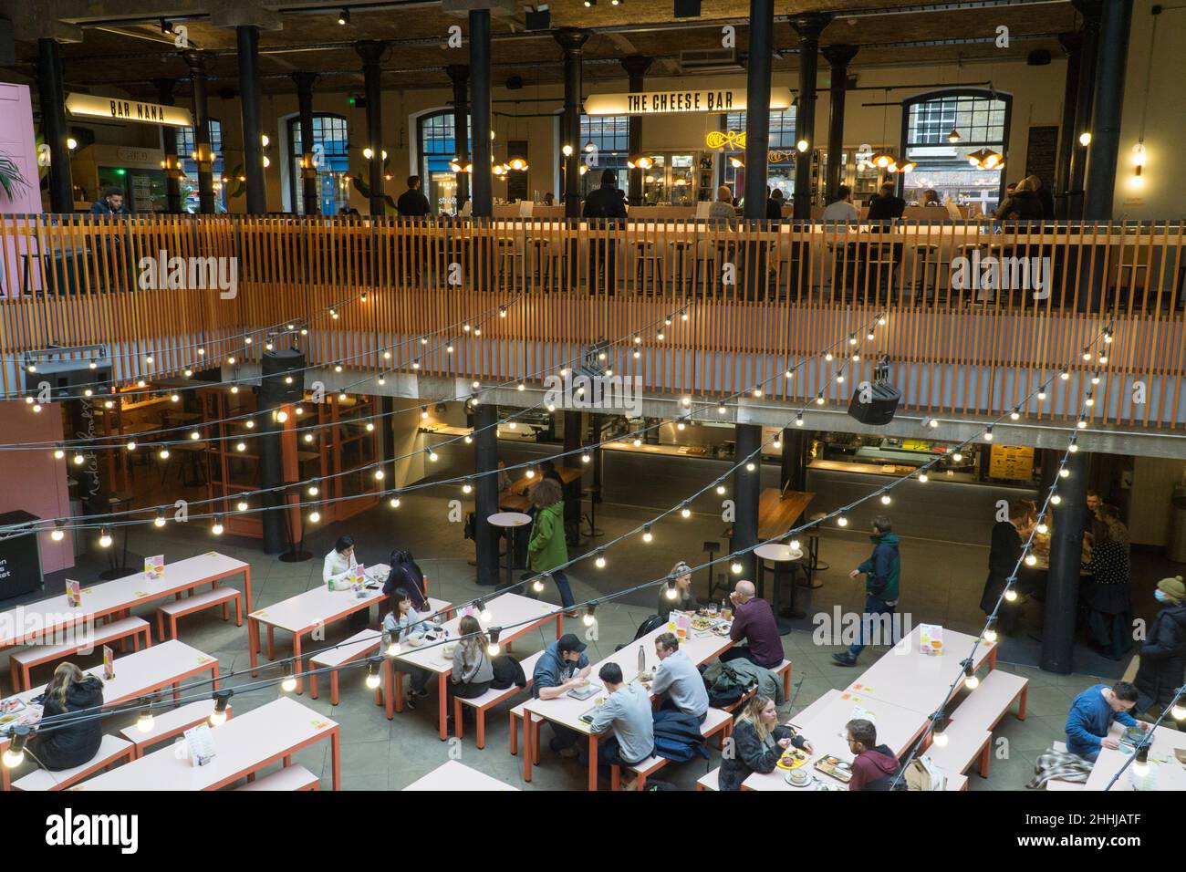 Londra, UK, 20 gennaio 2022: Seven Dials Market vicino a Covent Garden nel West End di Londra è al centro di un'area ristoro servita da ristoranti che offrono diverse varietà di cucina da tutto il mondo. Con l'intera area ancora relativamente tranquilla come la folla non è completamente tornato nel centro di Londra, lo spazio aperto dell'edificio, appena fuori Neal Street, ha cibo coperto, pur essendo spazioso e ben ventilato. Anna Watson/Alamy Foto Stock