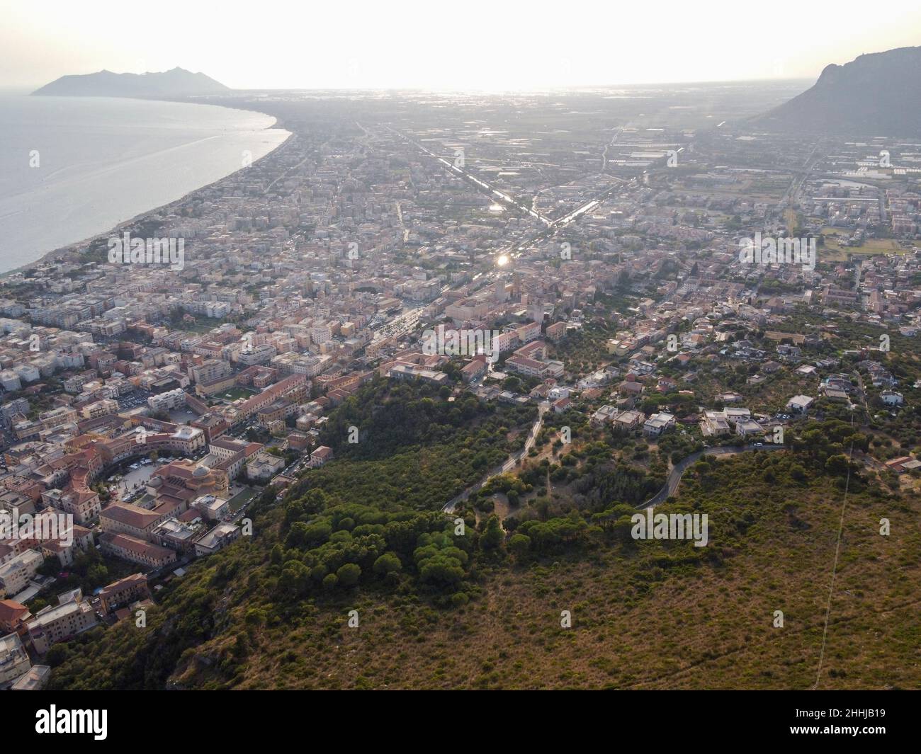 Vista aerea su Terracina, montagne e baia del Mar Tirreno, antica città italiana in provincia di Latina al tramonto Foto Stock