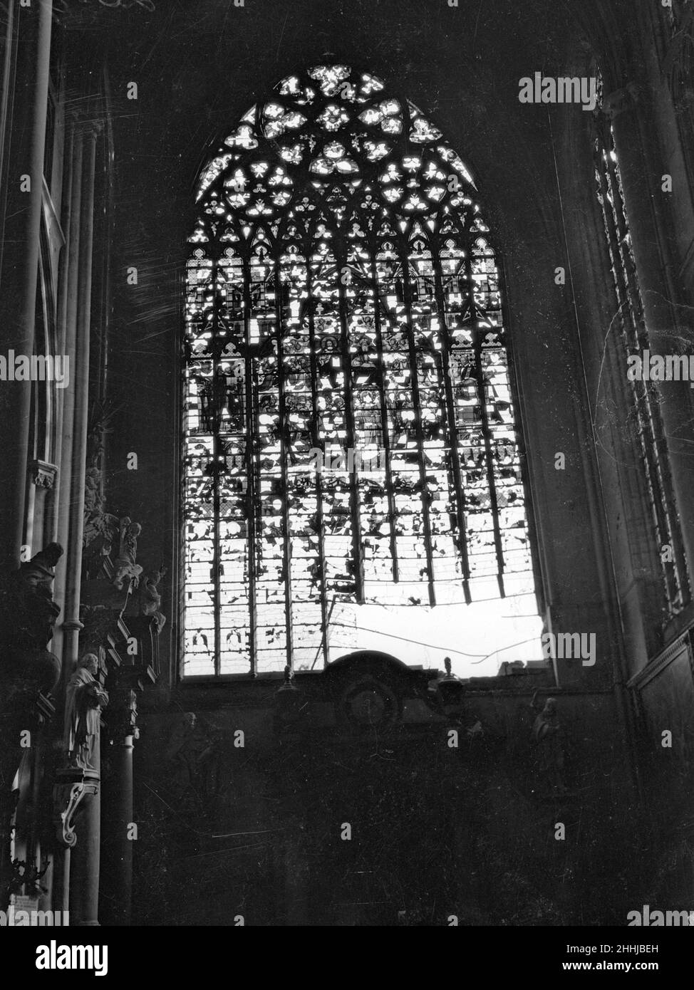 Foto nella Cattedrale di Malines, completamente distrutta da un bombardamento tedesco. Quando il cardinale Mercier, arcivescovo, ritornò in città da Londra, trovò il bellissimo edificio poco meglio di un mucchio di rovine. Le finestre di vetro colorato per cui la Cattedrale era famosa sono state infrante nel bombardamento. Settembre 18th 1914 Foto Stock