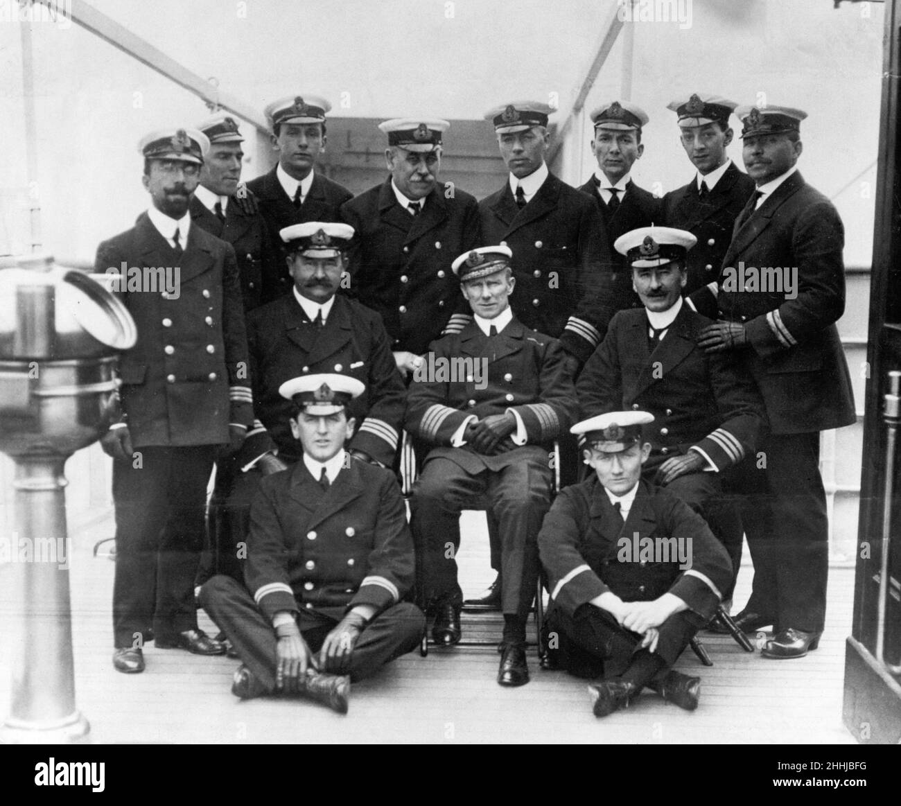 Il disastro del Titanic. Capitano Rostron (sede seduta) e ufficiali della Carpazia SS.6th maggio 1912. Didascalia locale *** WatScan - 14/12/2009 Foto Stock