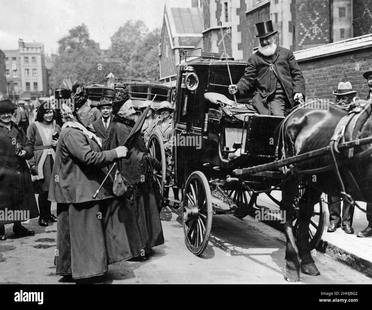 Queste due vecchie Signore preferiscono il vecchio modo di viaggiare, con i vecchi cabbies in attesa al Lincoln's Inn in connessione con la Associazione benevola dei conducenti di cabina. 19th maggio 1921. Foto Stock