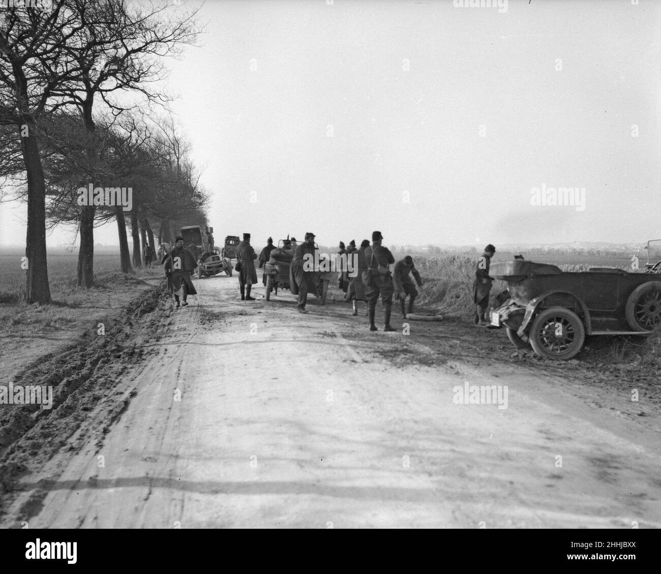 Soldati belgi e francesi hanno visto qui ripulire la strada a seguito di una collisione tra due auto sulla strada Veurne. La macchina a destra quasi rovesciata il terrapieno in fossa dopo l'incidente. Circa novembre 1914 Foto Stock