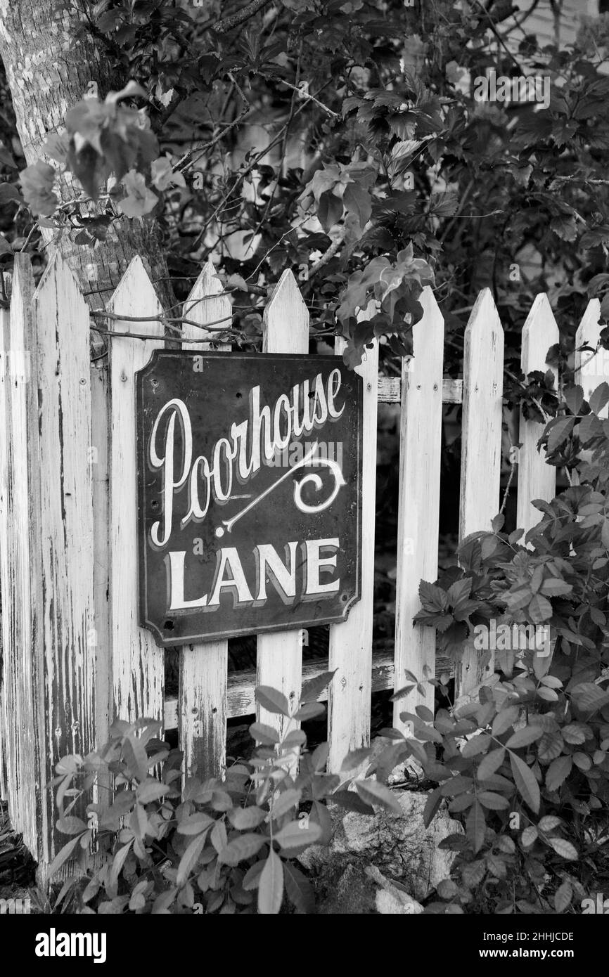 Poorhouse Lane segno sul recinto del picket a Key West, Florida, Stati Uniti d'America. Isola destinazione di vacanza. Foto Stock
