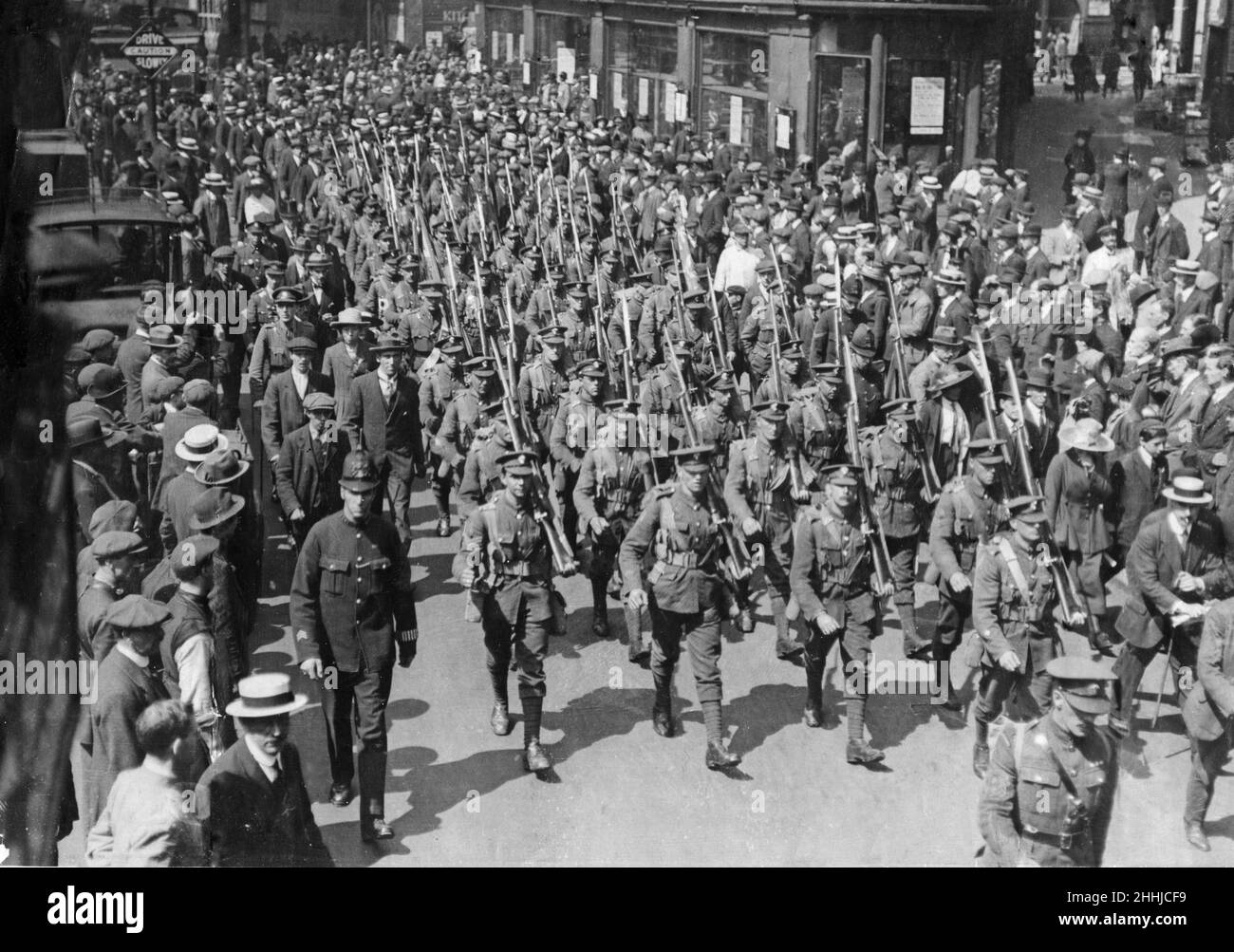 la marcia dell'onorevole Artillery Company. 20th maggio 1919.il cadro del Battaglione del 1st l'onorevole Artillery Company, che ha servito sul fronte occidentale dallo scoppio della guerra nel 1914 visto qui marciare attraverso le strade di Londra alla Mansion House in città, al loro ritorno dalla Francia. Molti dei battaglioni hanno demobinato vecchi compagni accompagnandoli il marzo. Foto Stock
