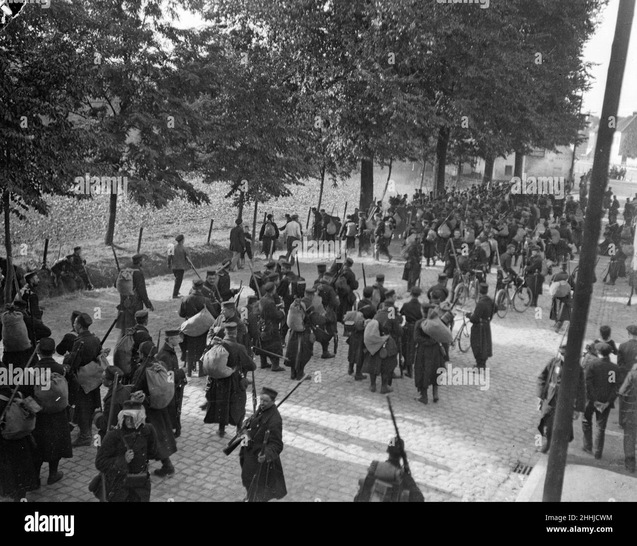 La strada per Ostenda. Ottobre 1914 le truppe belghe arrivano su strada al porto belga della Manica di Ostenda dopo la caduta di Anversa. Migliaia e migliaia di fanti esausti ricoperti di fango, quasi in stracci; cavalleria, artiglieria, e un enorme numero di carri visti qui in avvicinamento al porto. Foto Stock