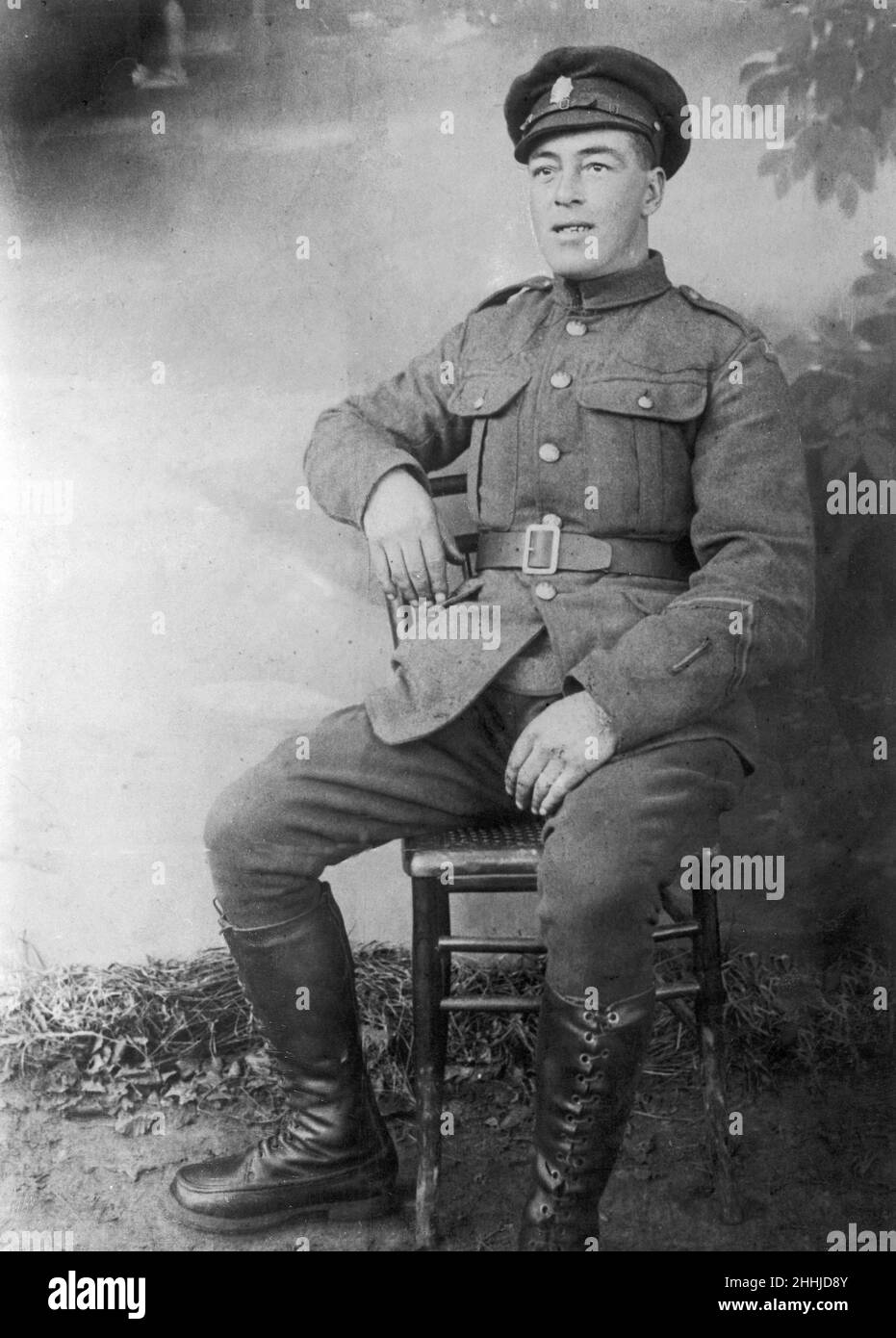 Thomas Allaway, accusato e condannato per l'assassinio di Irene Wilkins, si vede posare nella sua uniforme verso la fine della prima guerra mondiale. Circa 1918 Foto Stock