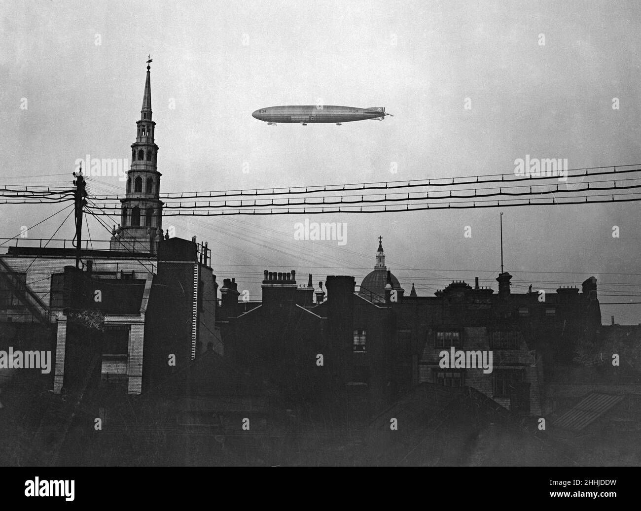 R34 Airship che vola su Londra.c.1919 Foto Stock