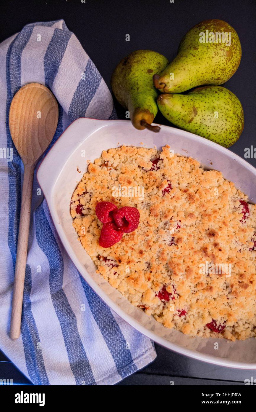 mixer con base superiore per lampone crumble con pera di mela Foto Stock