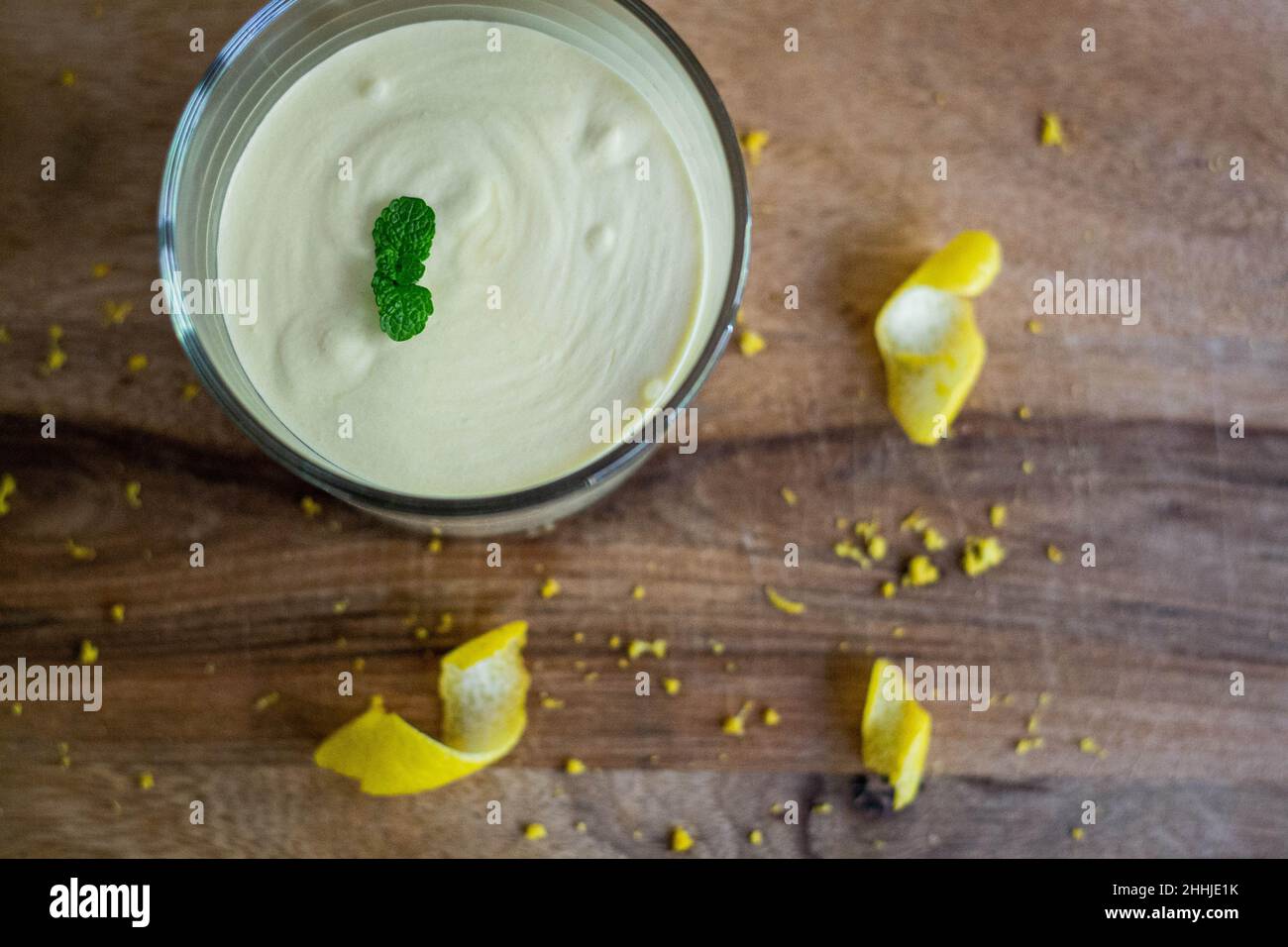 panacotta mouse mango limone calce vetro legno Foto Stock