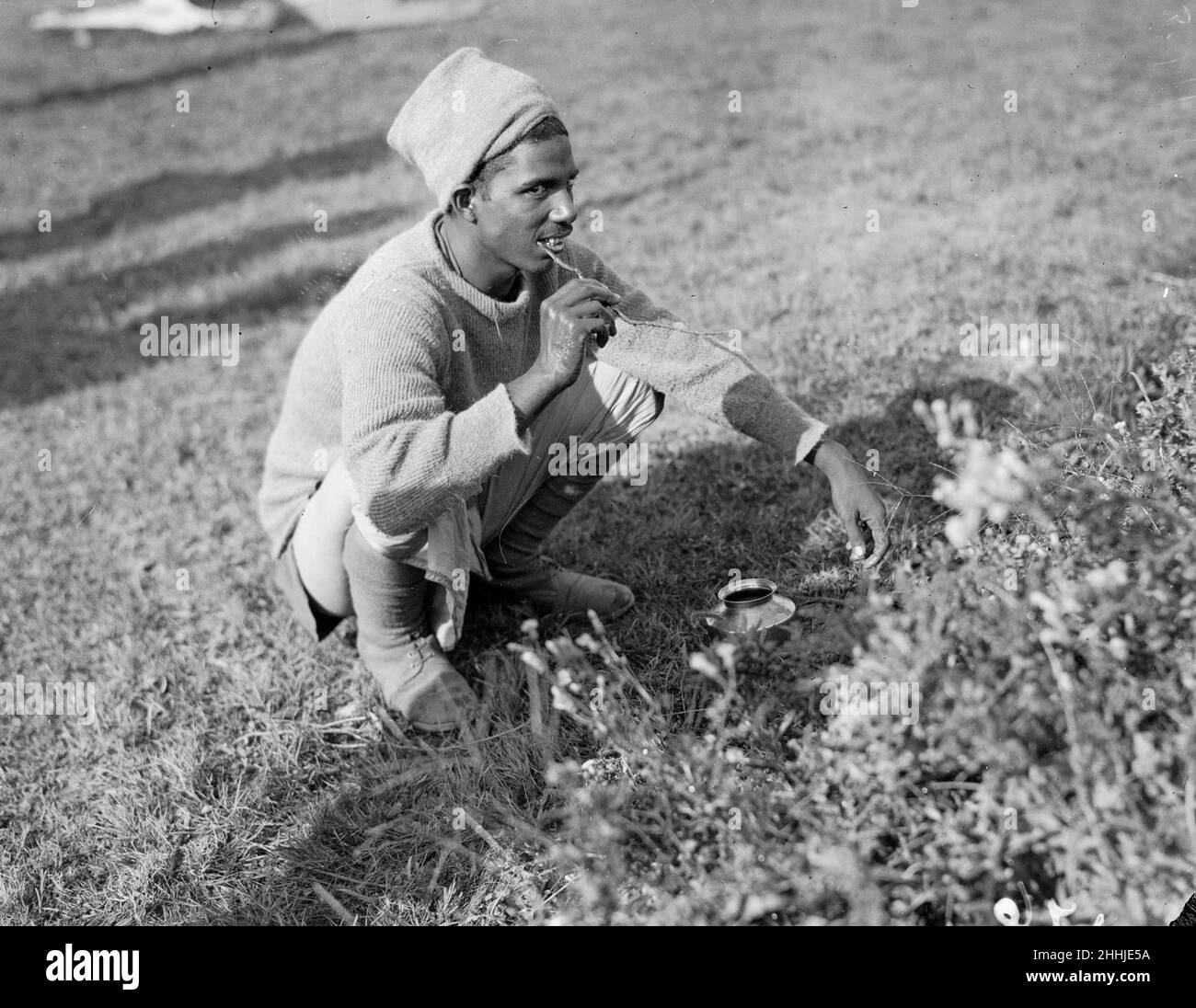 Soldato indiano usando un ramoscello con la corteccia raschiata via come un pennello del dente. Un grande contingente dell'esercito indiano è tenuto in resevre in un campo di riposo a Marsiglia. Settembre 1914 Foto Stock