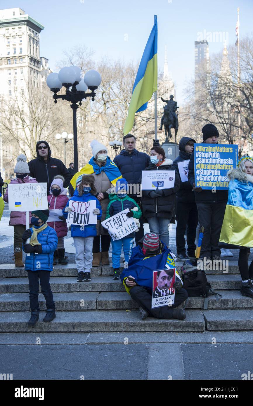 Rally a sostegno dell'Ucraina a Union Square a New York City chiedendo agli Stati Uniti, alla NATO e al resto del mondo di fermare l'aggressione russa di Putin e l'immanente invasione nella democrazia indipendente dell'Ucraina. Foto Stock