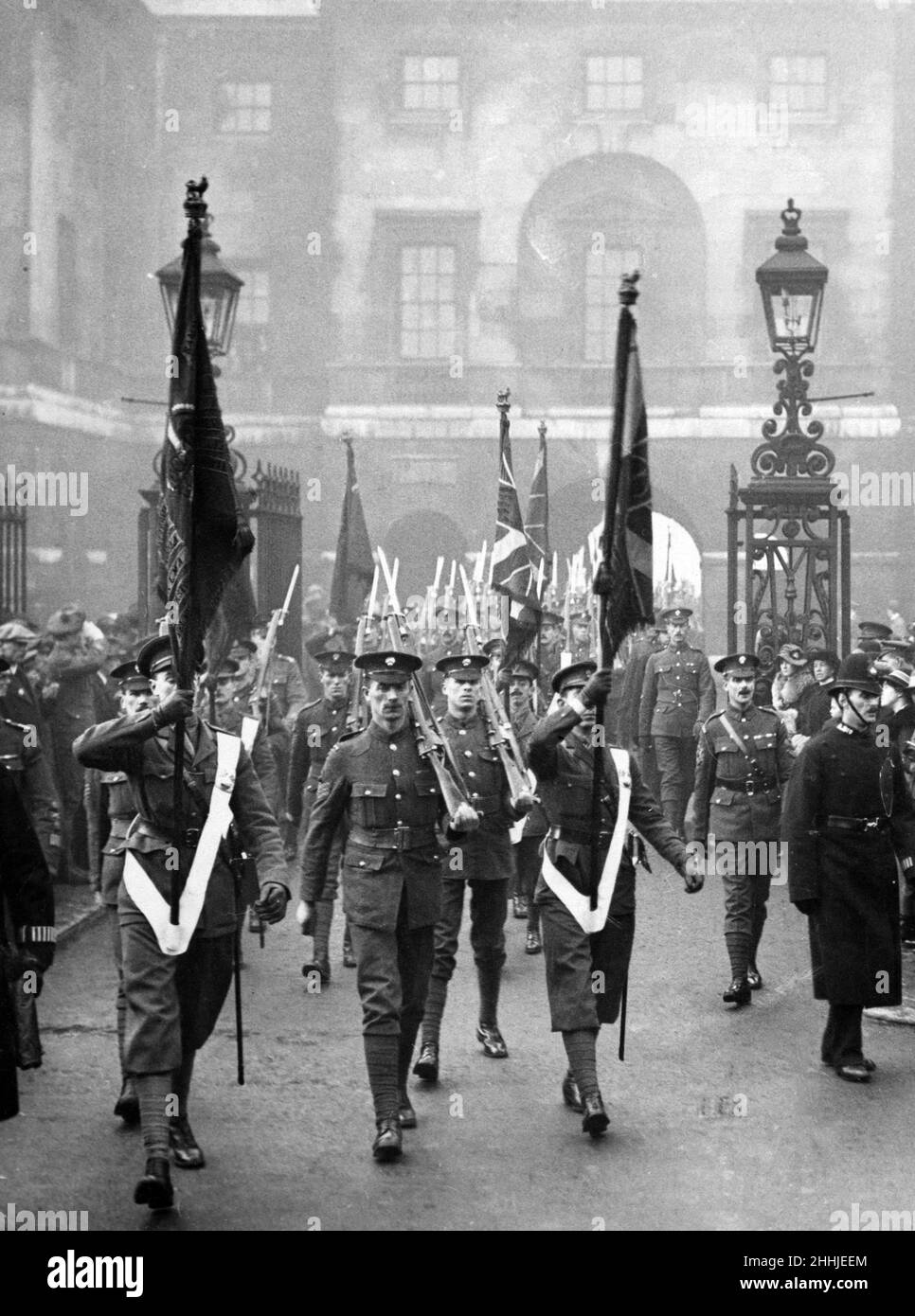 I colori della Brigata delle Guardie guidata dalle bande massaggiate sono stati marcheggiati a Charing Cross per unirsi ai battaglioni sul Reno. Le Guardie sono raffigurate con bandiere che passano attraverso le Guardie Cavallo mentre marciavano verso Charing Cross. 6th gennaio 1919. Foto Stock
