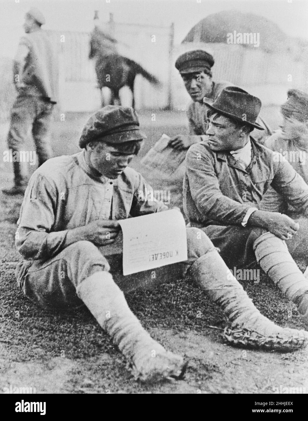 Rivoluzione russa. Soldati dell'esercito rosso che leggono un giornale. Ottobre 1917. Foto Stock