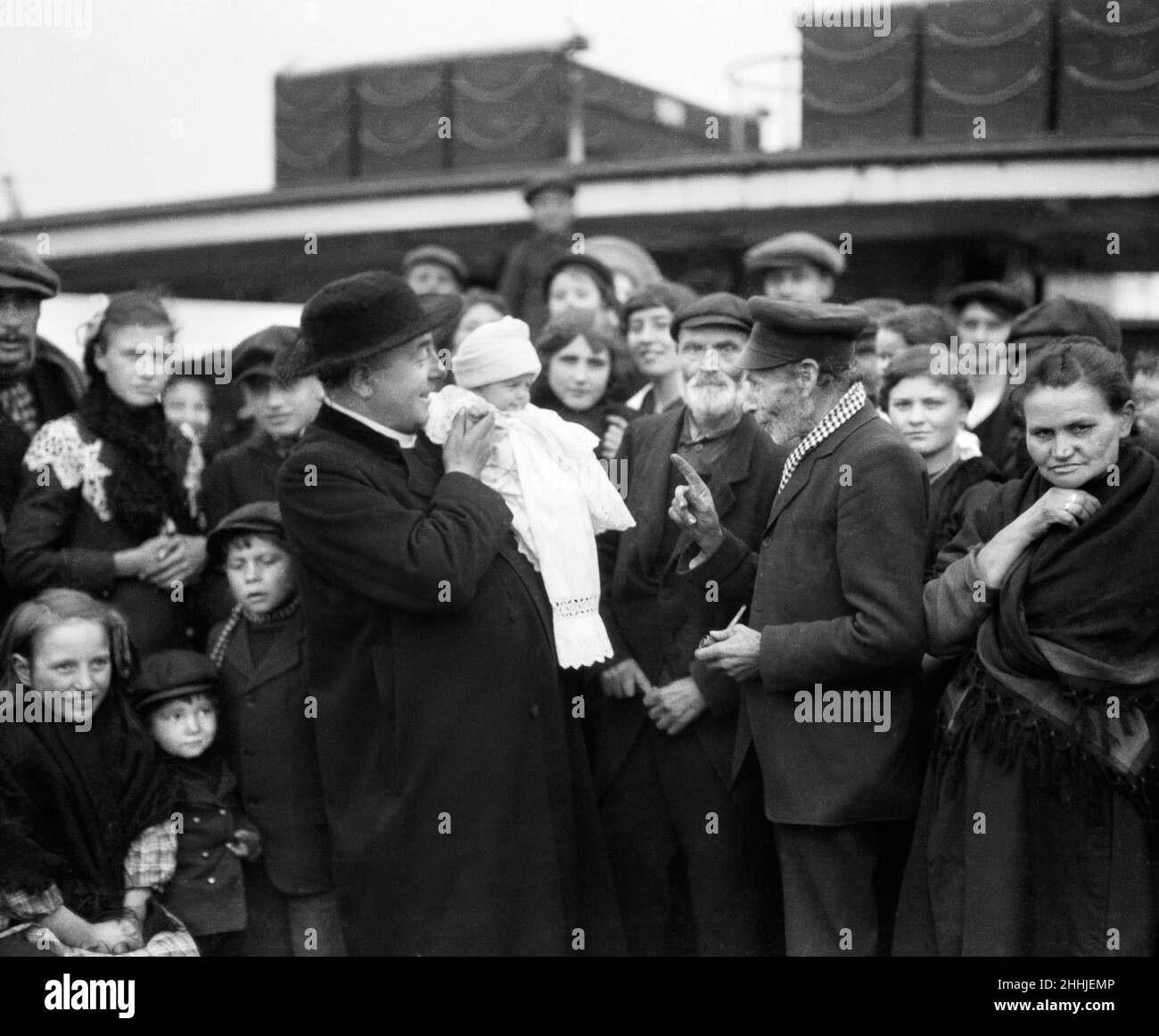 Padre Merckx ha visto qui con uno dei 300 rifugiati belgi più giovani a bordo di un traghetto che li porta in Gran Bretagna il 27th settembre 1914 Foto Stock