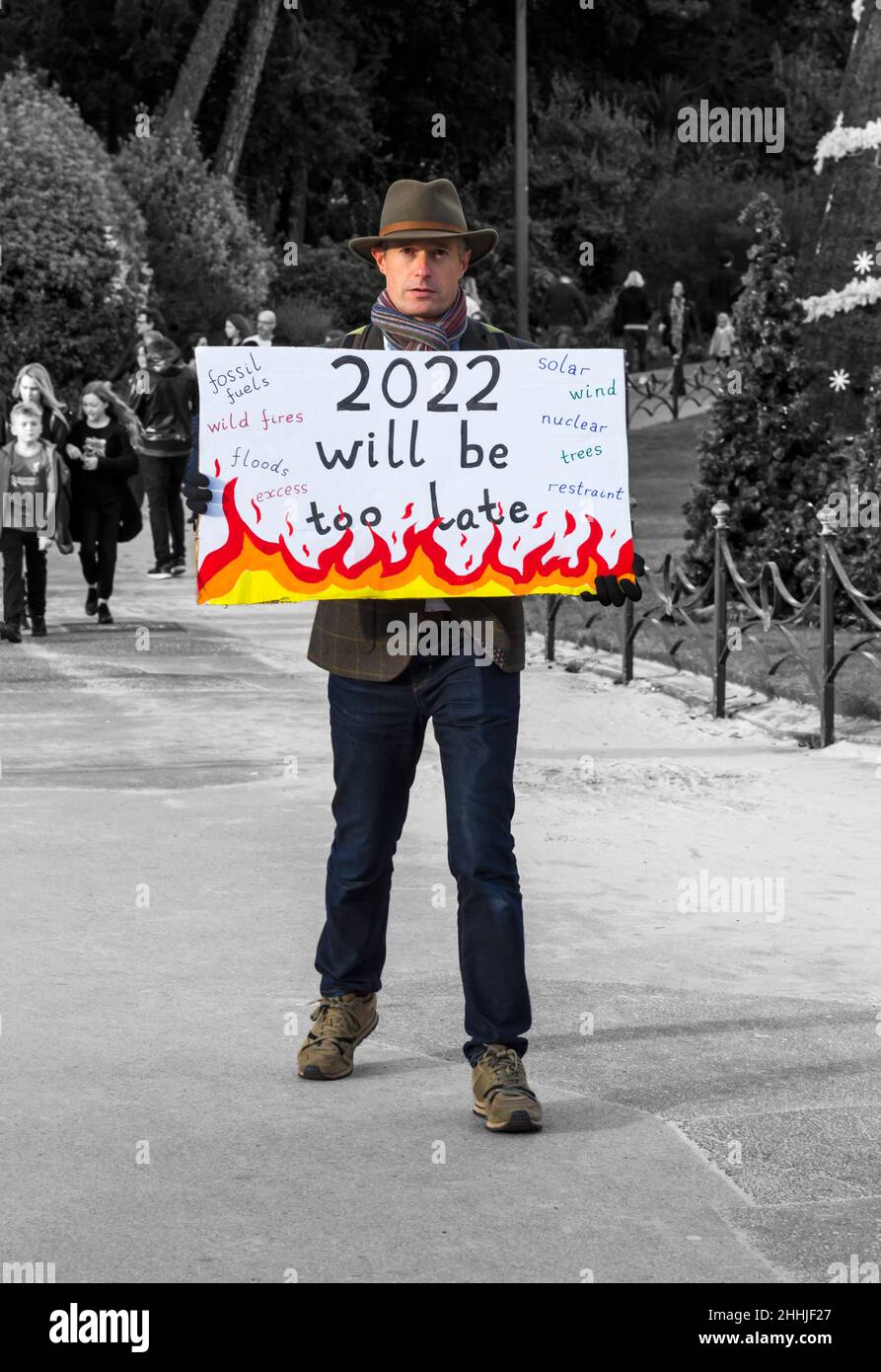 Man Holding 2022 sarà troppo tardi cartello a dimostrazione e marzo per Global Day of Action, Bournemouth, Dorset UK a novembre Foto Stock