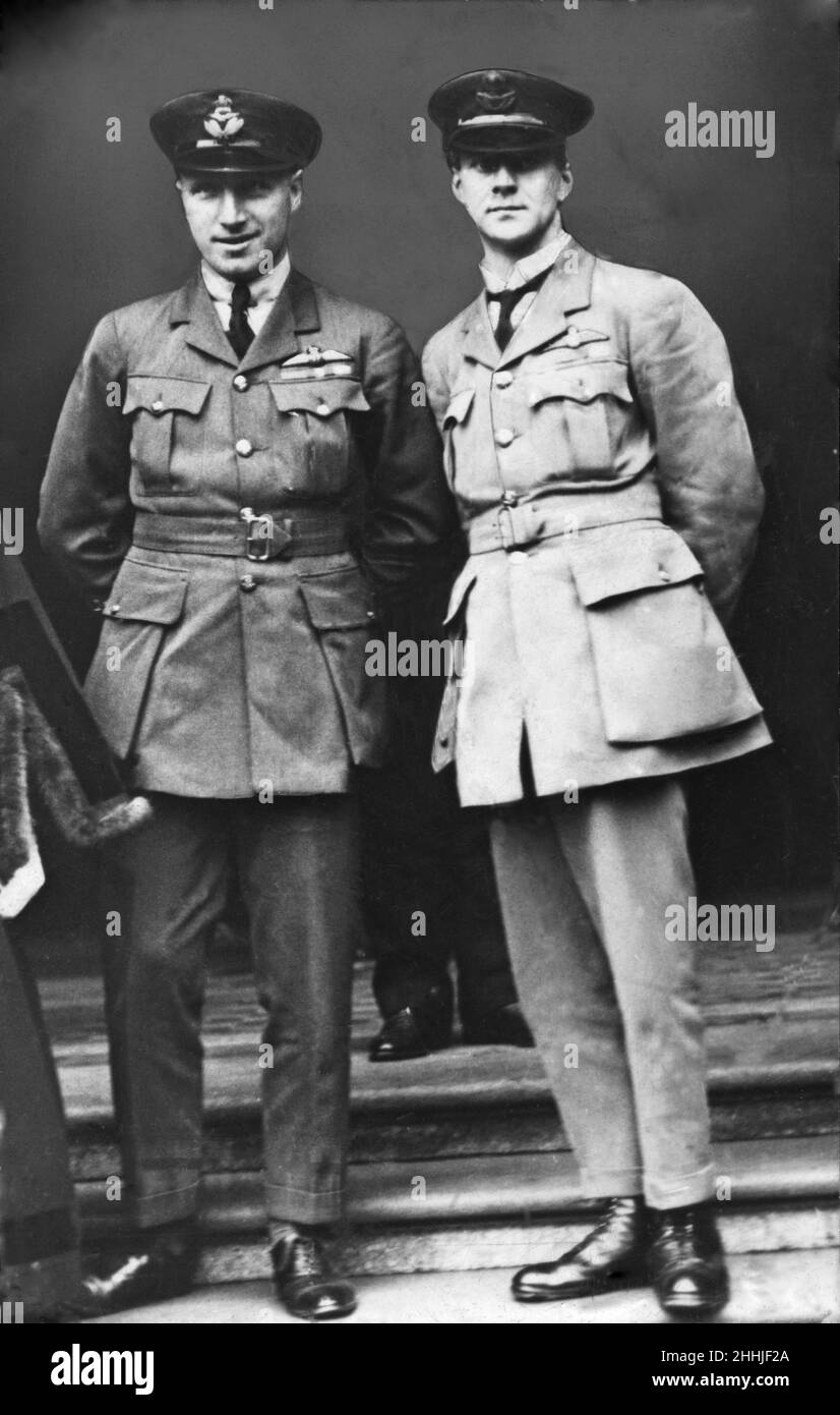 Capitano John William Alcock (a sinistra) e Lieut Arthur Whitten-Brown (a destra) per alcuni, la fine della prima guerra mondiale era l'inizio di opportunità, E Alcock e Brown fecero il primo volo transatlantico mai non-stop da Terranova a Galway il 14th giugno 1919 volarono un bombardiere Vickers Vimy della prima Guerra Mondiale modificato da Trespassy Harbour, St. John's, Terranova, 1.960 miglia a Derrygimla bog, Clifden, Connemara, County Galway, Irlanda. Sono arrivati alle 08,40am del 15th giugno. Il Segretario di Stato per l'aria, Winston Churchill, ha consegnato loro il premio Daily Mail per il primo incrocio di t Foto Stock