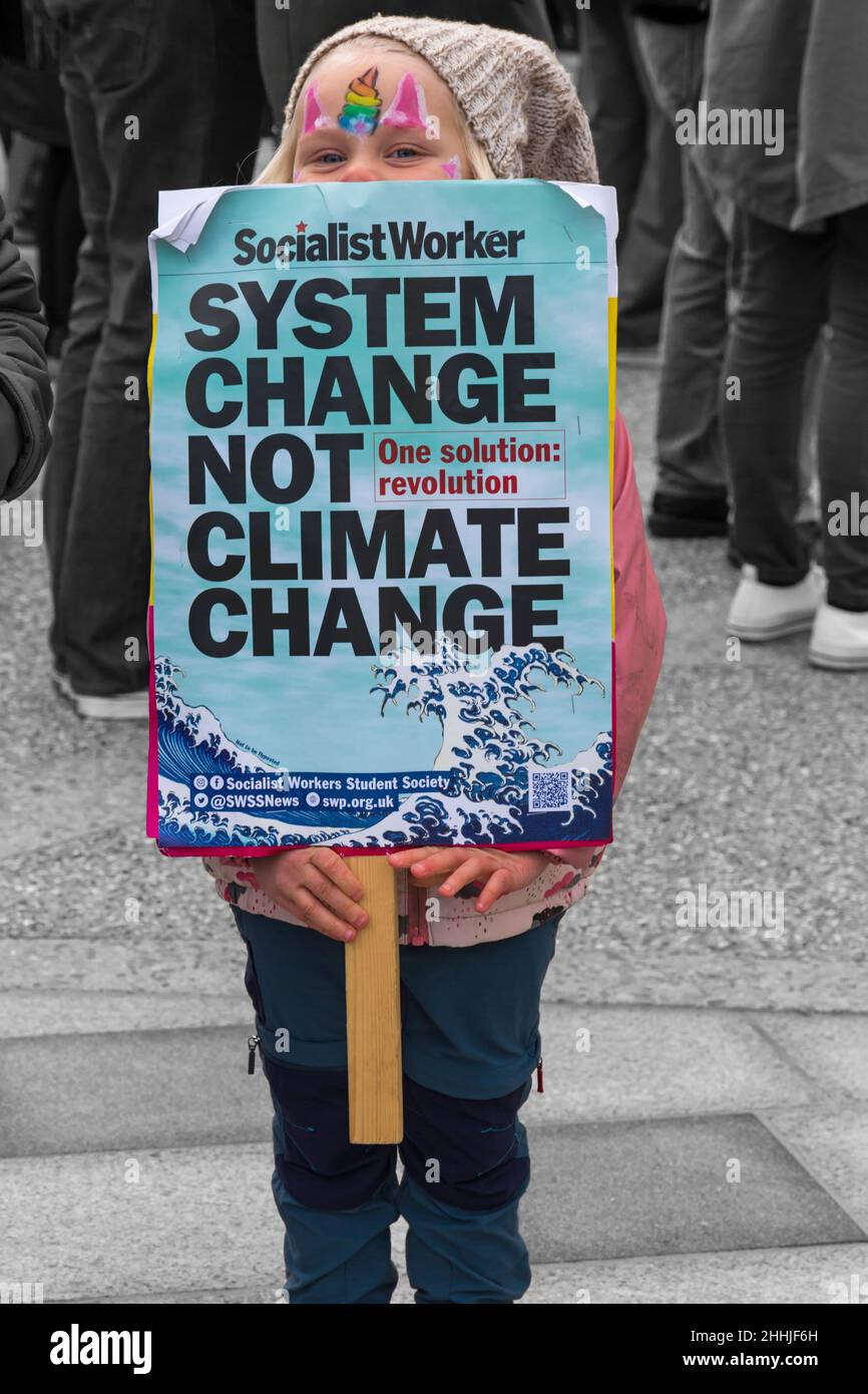 Giovane ragazza che tiene System Change non cambiamento climatico cartello a dimostrazione e marzo per la Giornata Globale d'azione, Bournemouth, Dorset Regno Unito nel mese di novembre Foto Stock