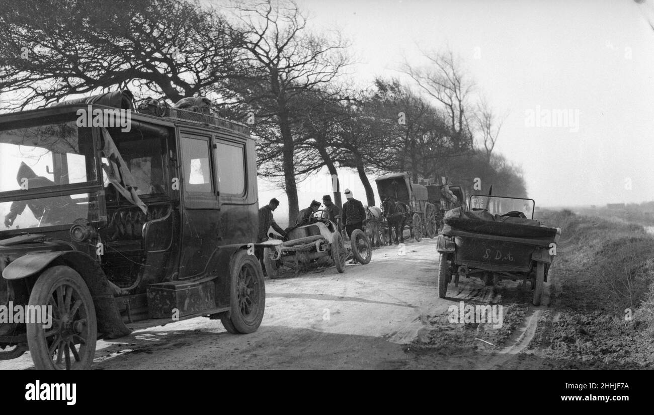 Soldati belgi e francesi hanno visto qui ripulire la strada a seguito di una collisione tra due auto sulla strada Veurne Circa novembre 1914 Foto Stock