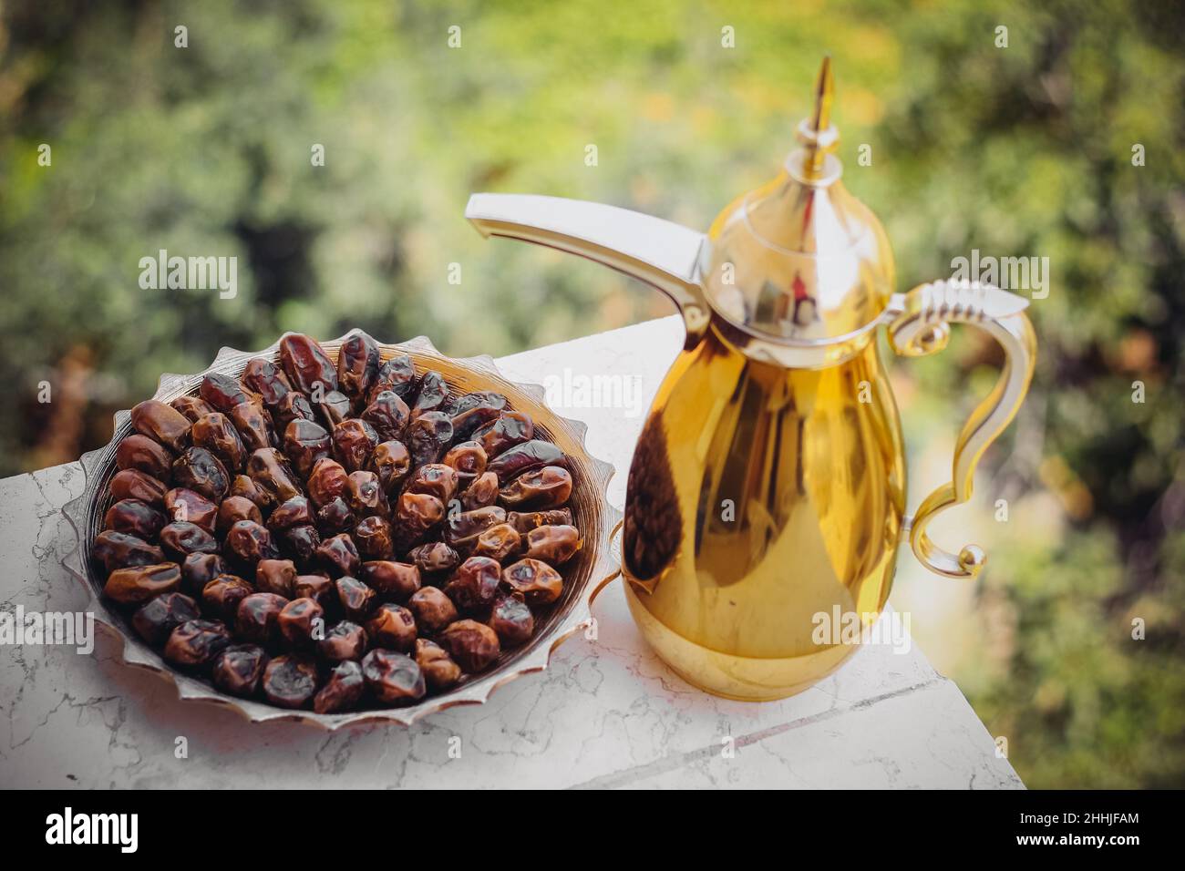 Caffè arabo in una pentola d'oro con datteri freschi decorati al Ramadan e all'Eid musulmana Foto Stock