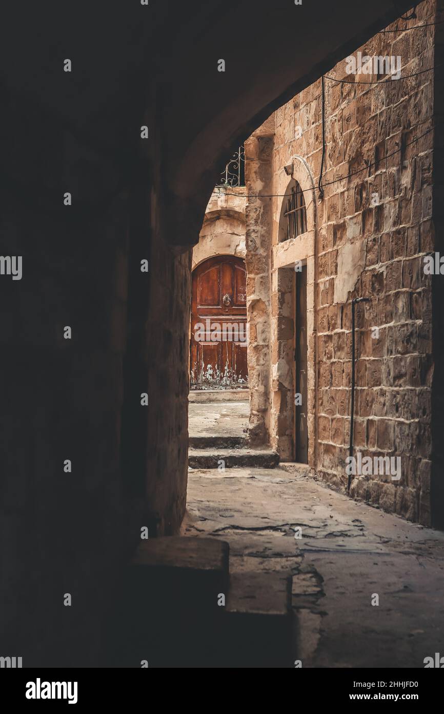 Vecchia porta vintage in legno vicolo marrone della porta nella città vecchia di Nablus in Palestina Foto Stock