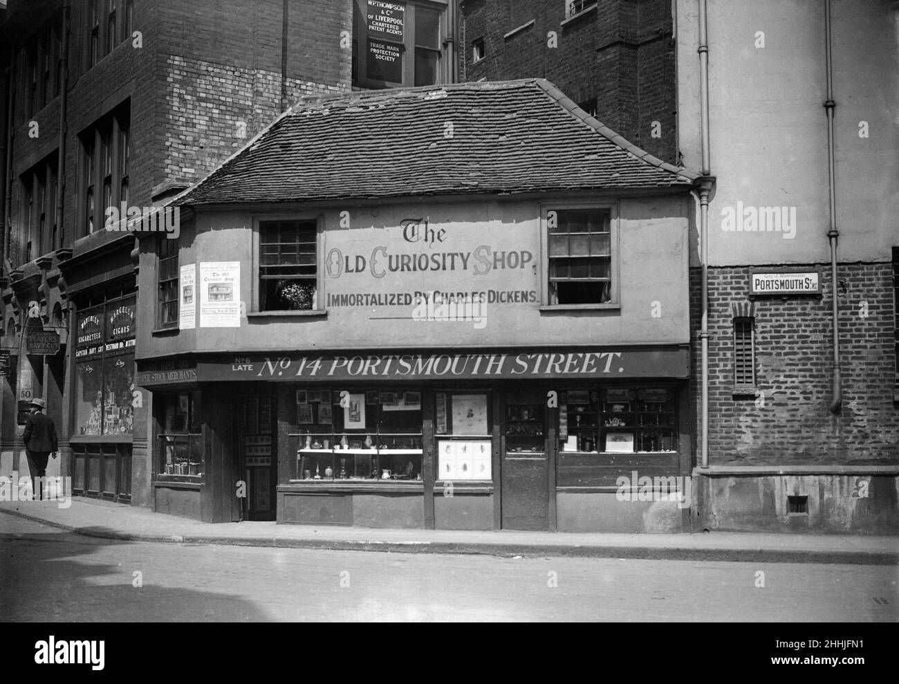 L'Old Curiosity Shop, ha dichiarato di essere quello immortalato da Dickens. Portsmouth Street, Londra. Giugno 1923. Foto Stock