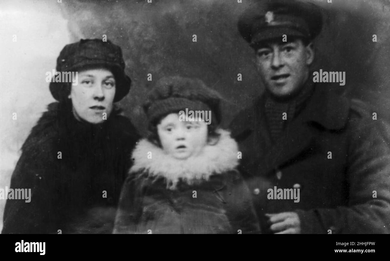 Thomas Allaway di 30 anni visto qui con sua moglie e suo figlio. Alaway fu accusato e condannato per l'assassinio di Irene Wilkins. Circa 1918 Foto Stock