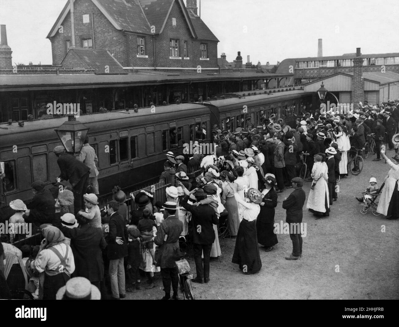 Truppe del B.E.F. (City of London Royal Fusiliers) visto qui alla stazione ferroviaria di Hounslow imbarcarsi per dover. 12th agosto 1914 Foto Stock
