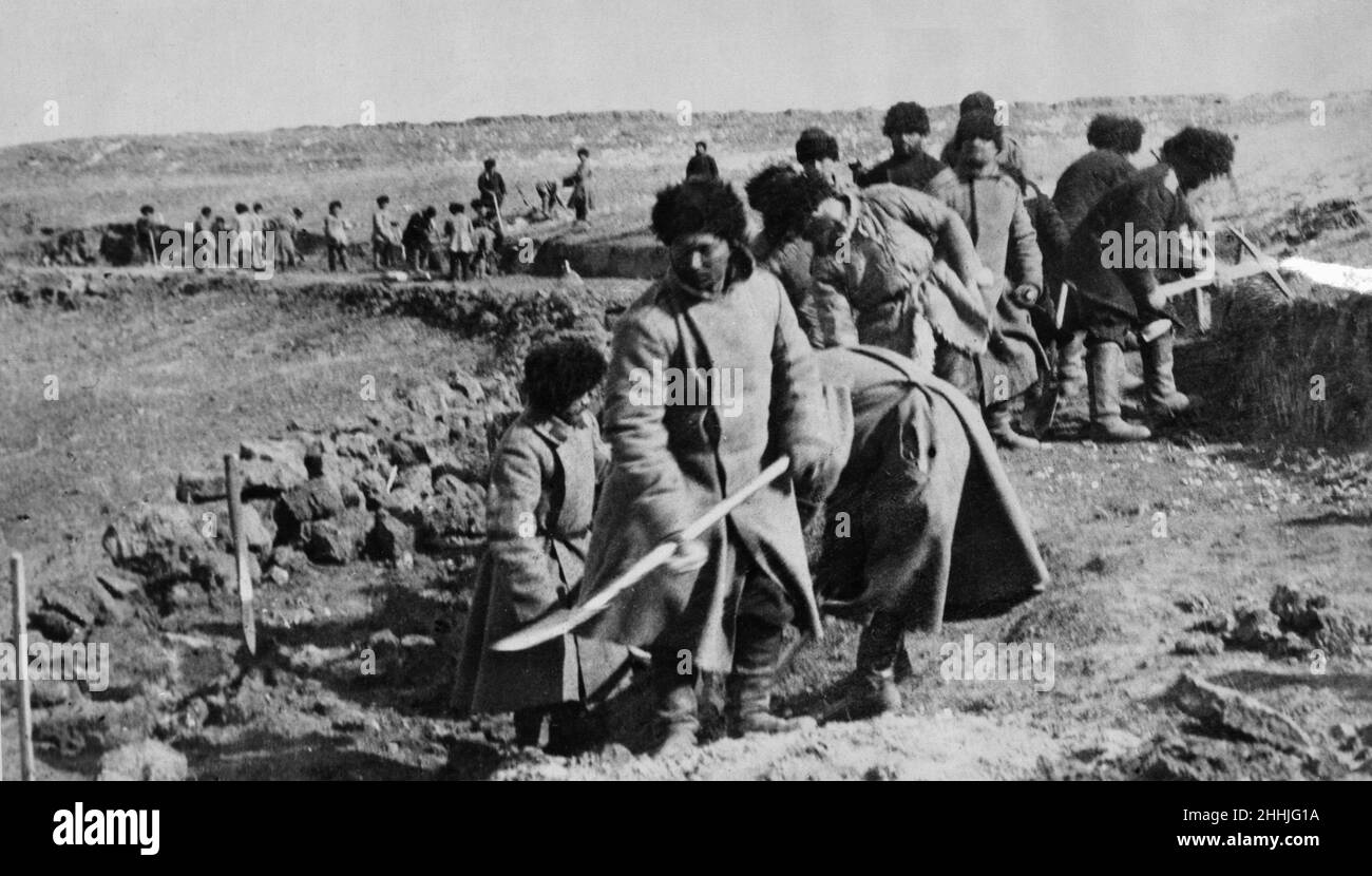 Gli ingegneri dell'esercito russo hanno visto qui posare un fondo per una ferrovia a scartamento ridotto durante la campagna russa del marzo 1916 (Circa) Foto Stock