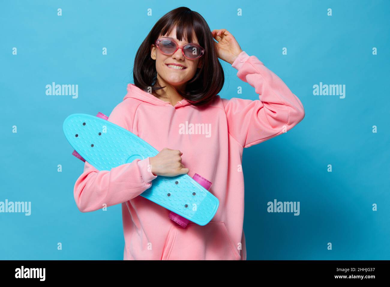 ritratto donna adolescente skateboard emozioni stile giovane vista ritagliata Foto Stock