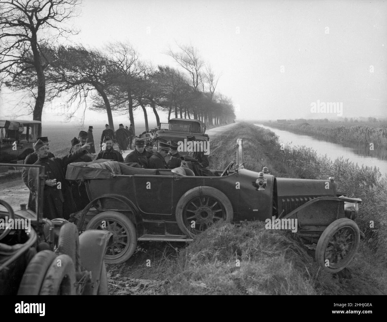 Soldati belgi e francesi hanno visto qui ripulire la strada a seguito di una collisione tra due auto sulla strada Veurne. La macchina a destra quasi rovesciata il terrapieno in fossa dopo l'incidente. Circa novembre 1914 Foto Stock