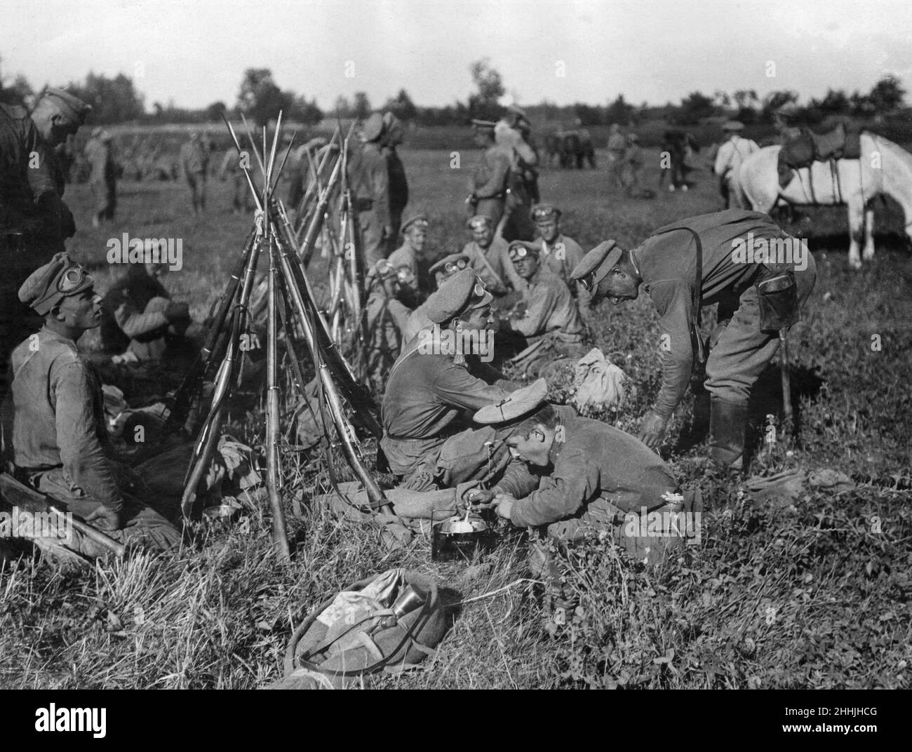 I soldati russi hanno visto qui preparare un pasto durante il loro anticipo in Galizia circa settembre 1914 Foto Stock
